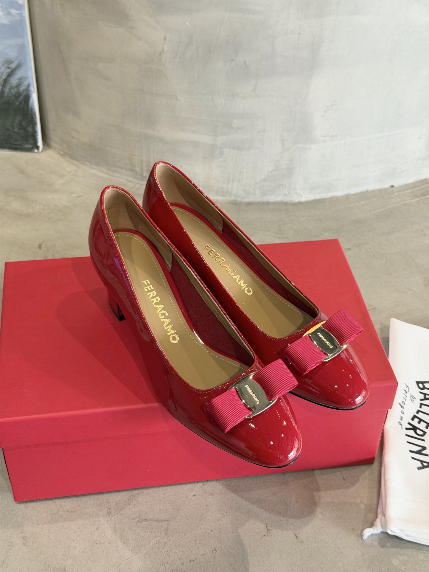 Ferragamo 菲拉*慕新款Vara蝴蝶结粗跟高跟鞋