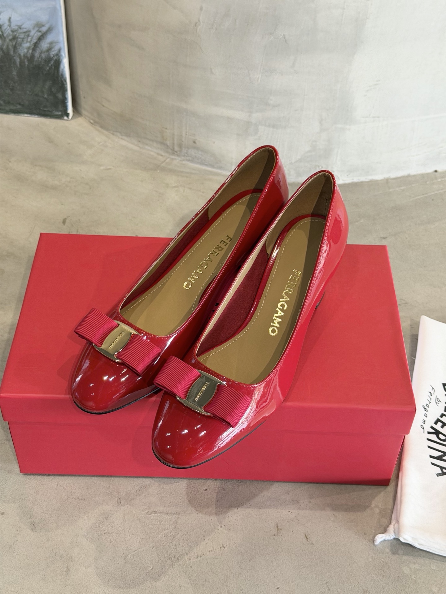 Ferragamo 菲拉*慕新款Vara蝴蝶结粗跟高跟鞋
