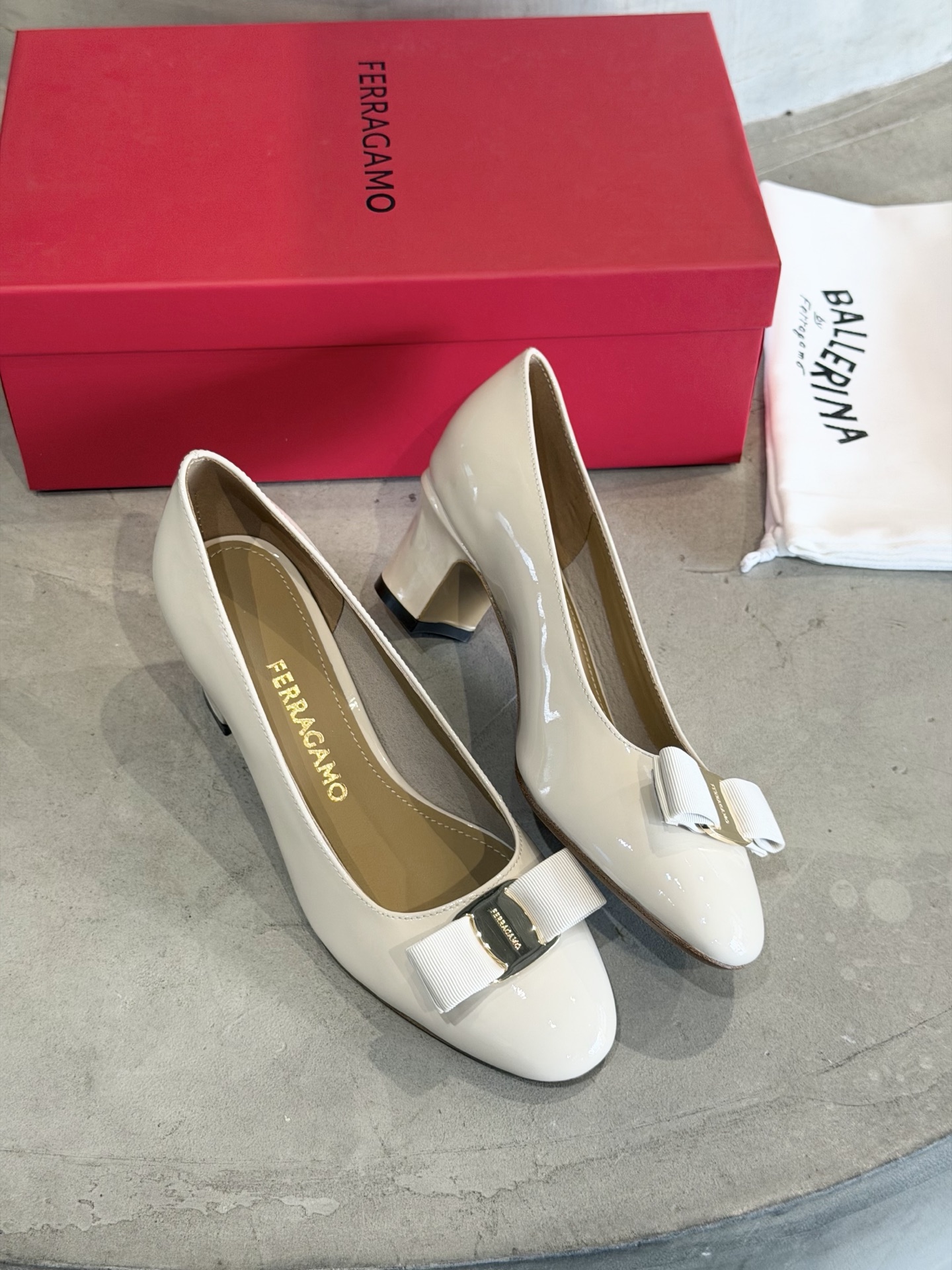 Ferragamo 菲拉*慕新款Vara蝴蝶结粗跟高跟鞋