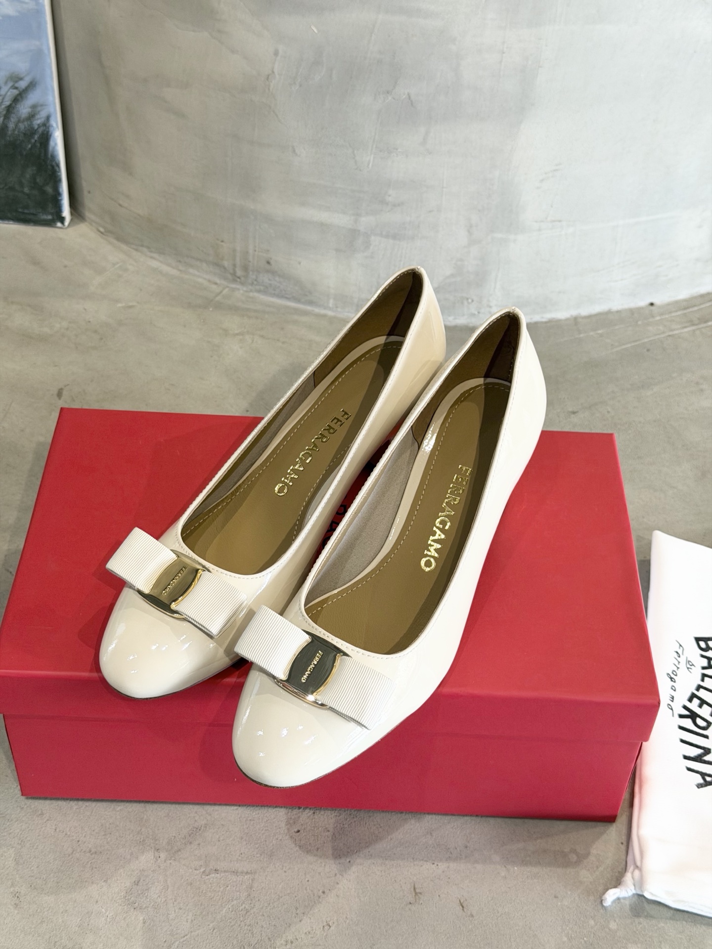 Ferragamo 菲拉*慕新款Vara蝴蝶结粗跟高跟鞋