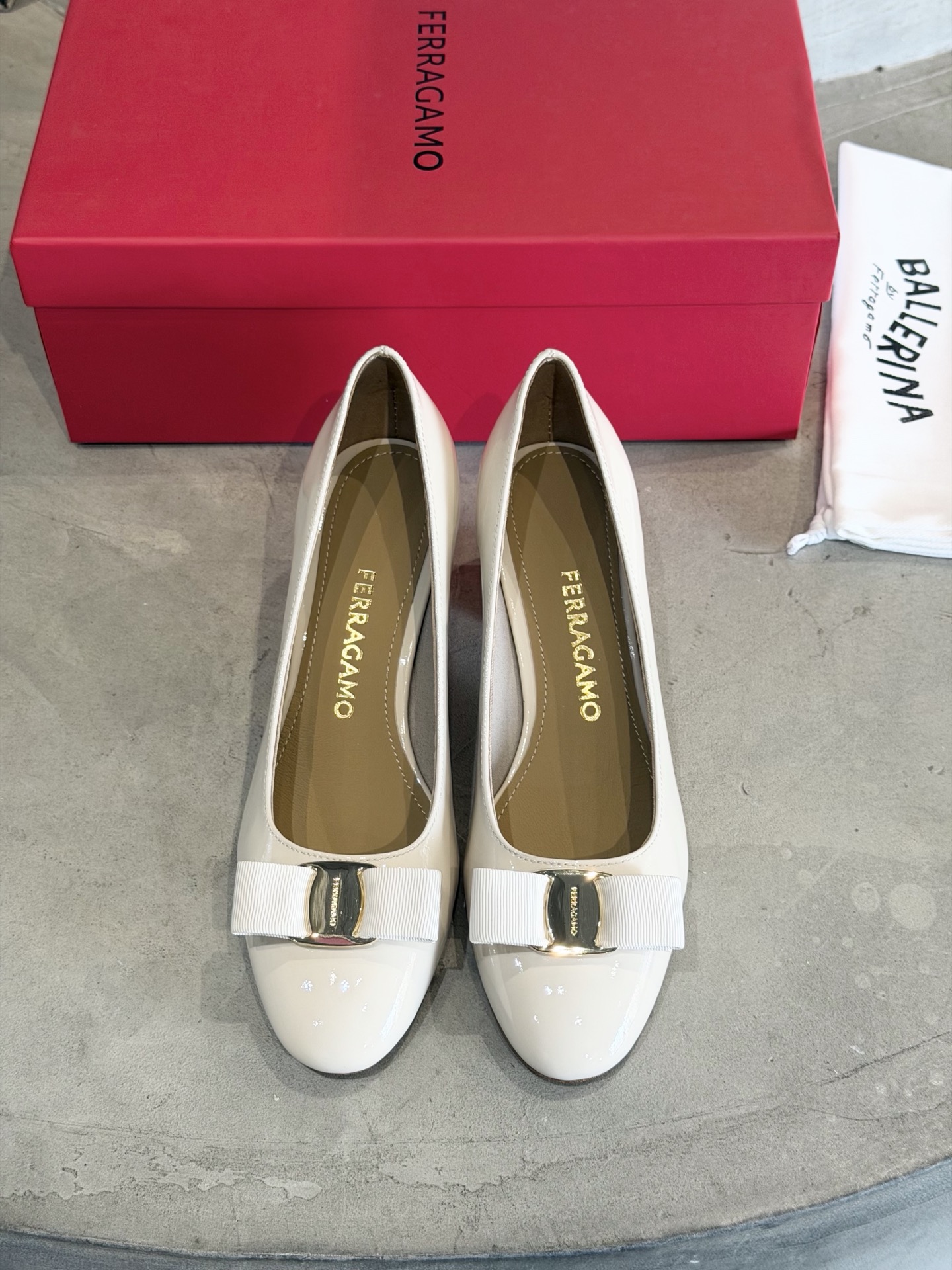 Ferragamo 菲拉*慕新款Vara蝴蝶结粗跟高跟鞋