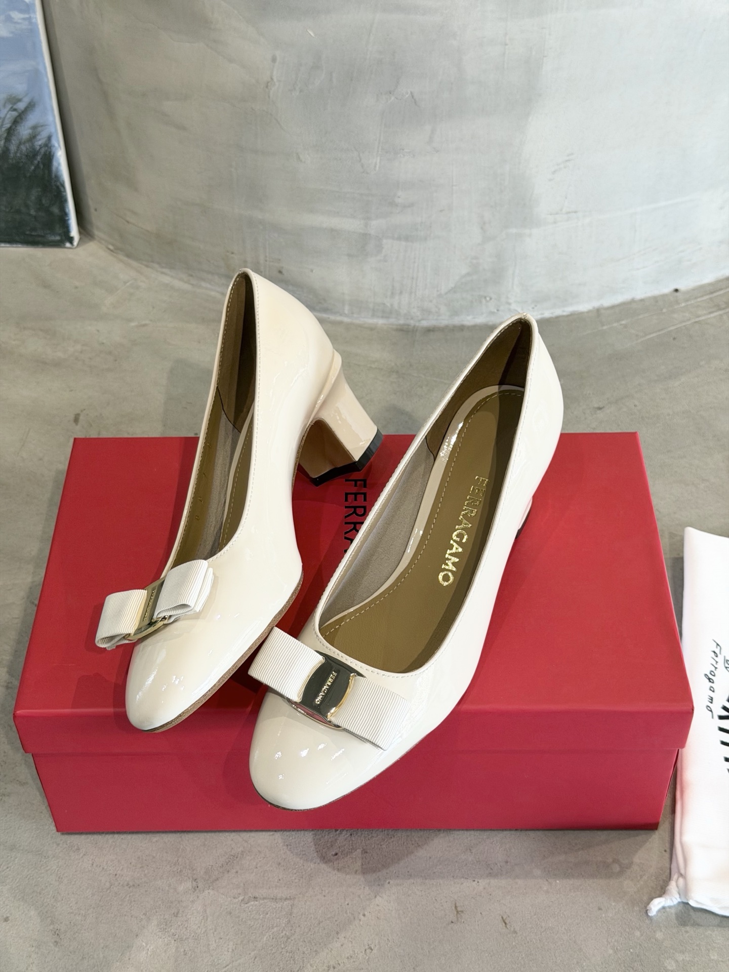 Ferragamo 菲拉*慕新款Vara蝴蝶结粗跟高跟鞋