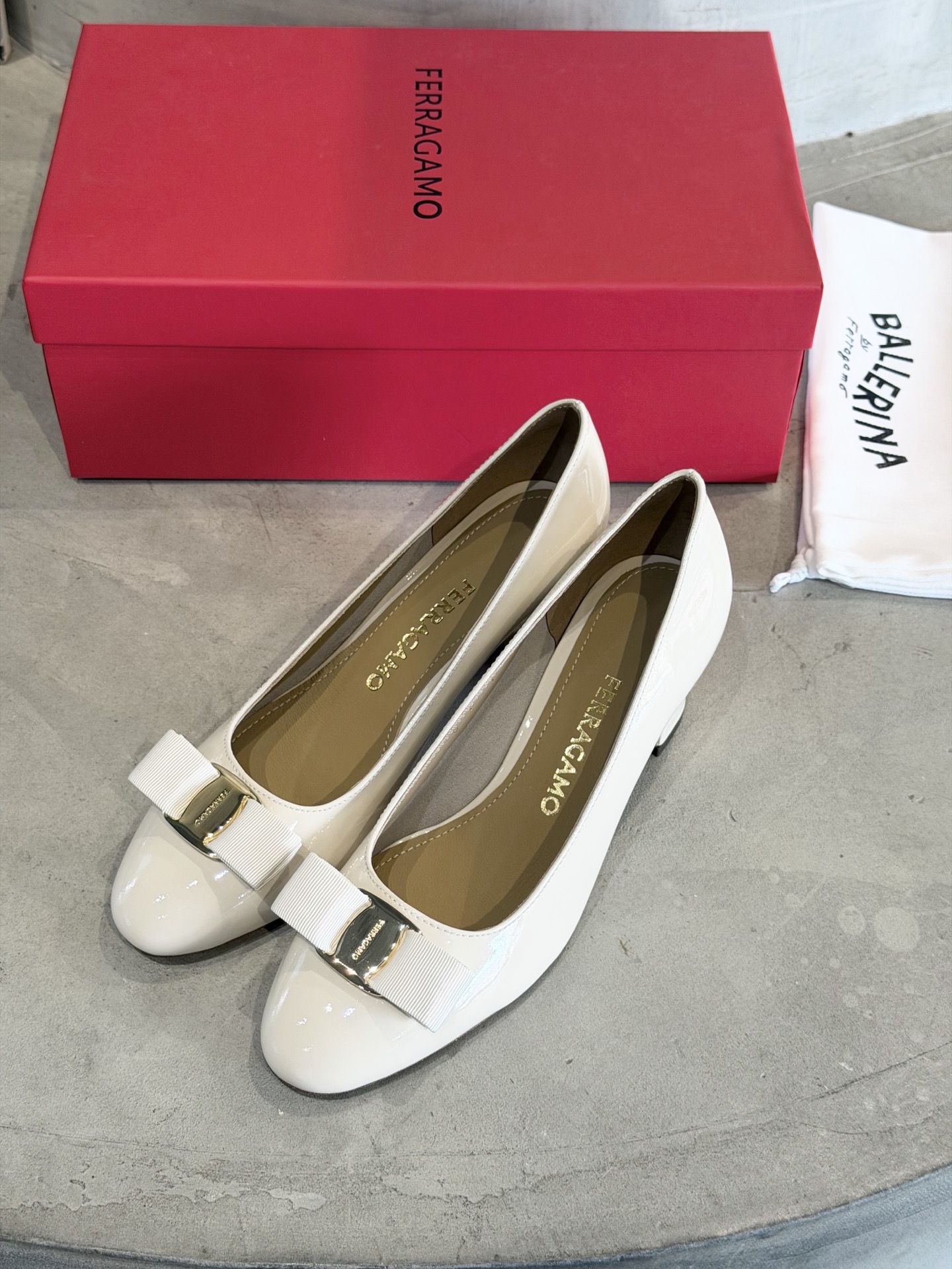 Ferragamo 菲拉*慕新款Vara蝴蝶结粗跟高跟鞋