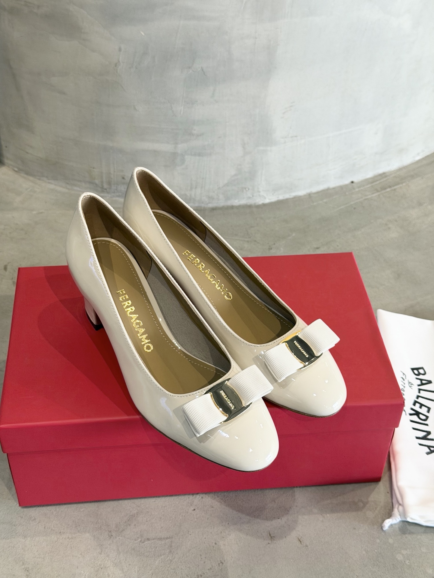 Ferragamo 菲拉*慕新款Vara蝴蝶结粗跟高跟鞋