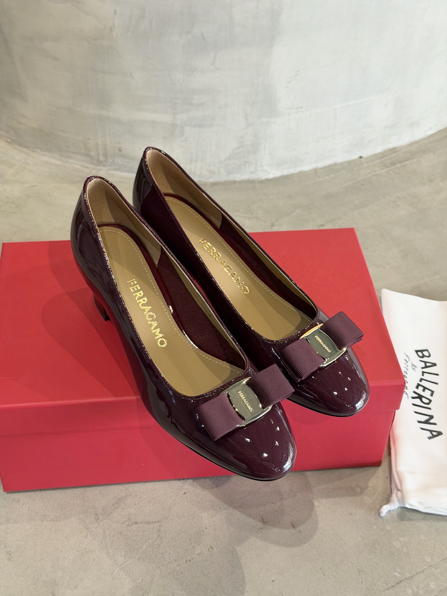 Ferragamo 菲拉*慕新款Vara蝴蝶结粗跟高跟鞋