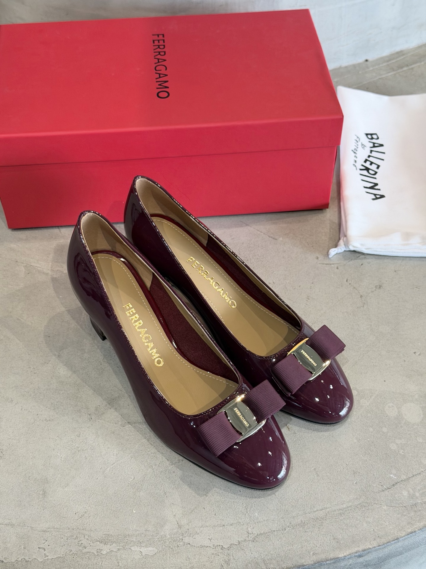 Ferragamo 菲拉*慕新款Vara蝴蝶结粗跟高跟鞋