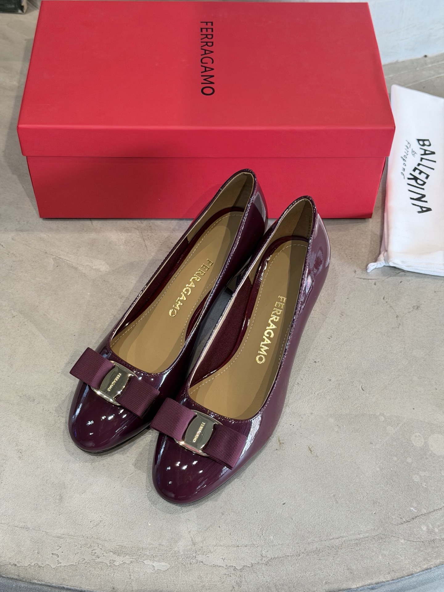 Ferragamo 菲拉*慕新款Vara蝴蝶结粗跟高跟鞋