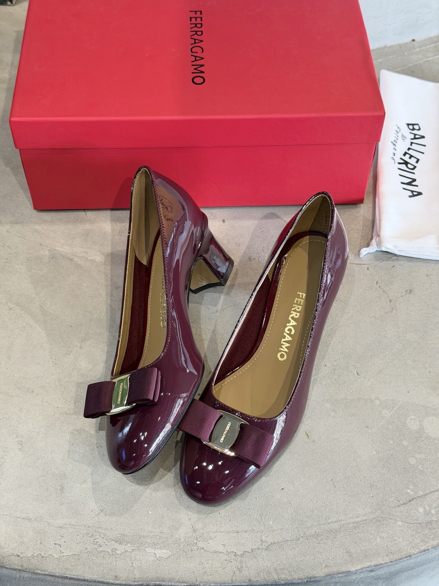 Ferragamo 菲拉*慕新款Vara蝴蝶结粗跟高跟鞋