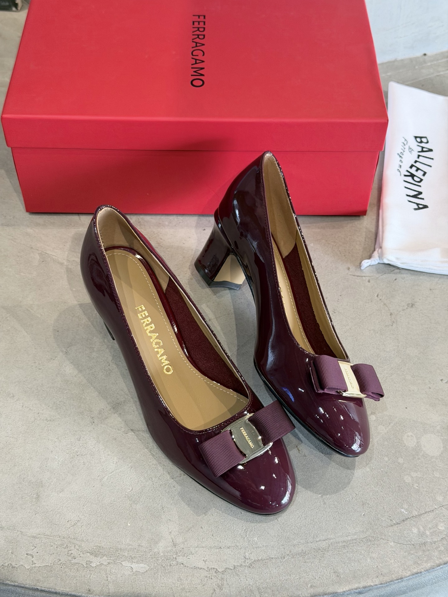 Ferragamo 菲拉*慕新款Vara蝴蝶结粗跟高跟鞋