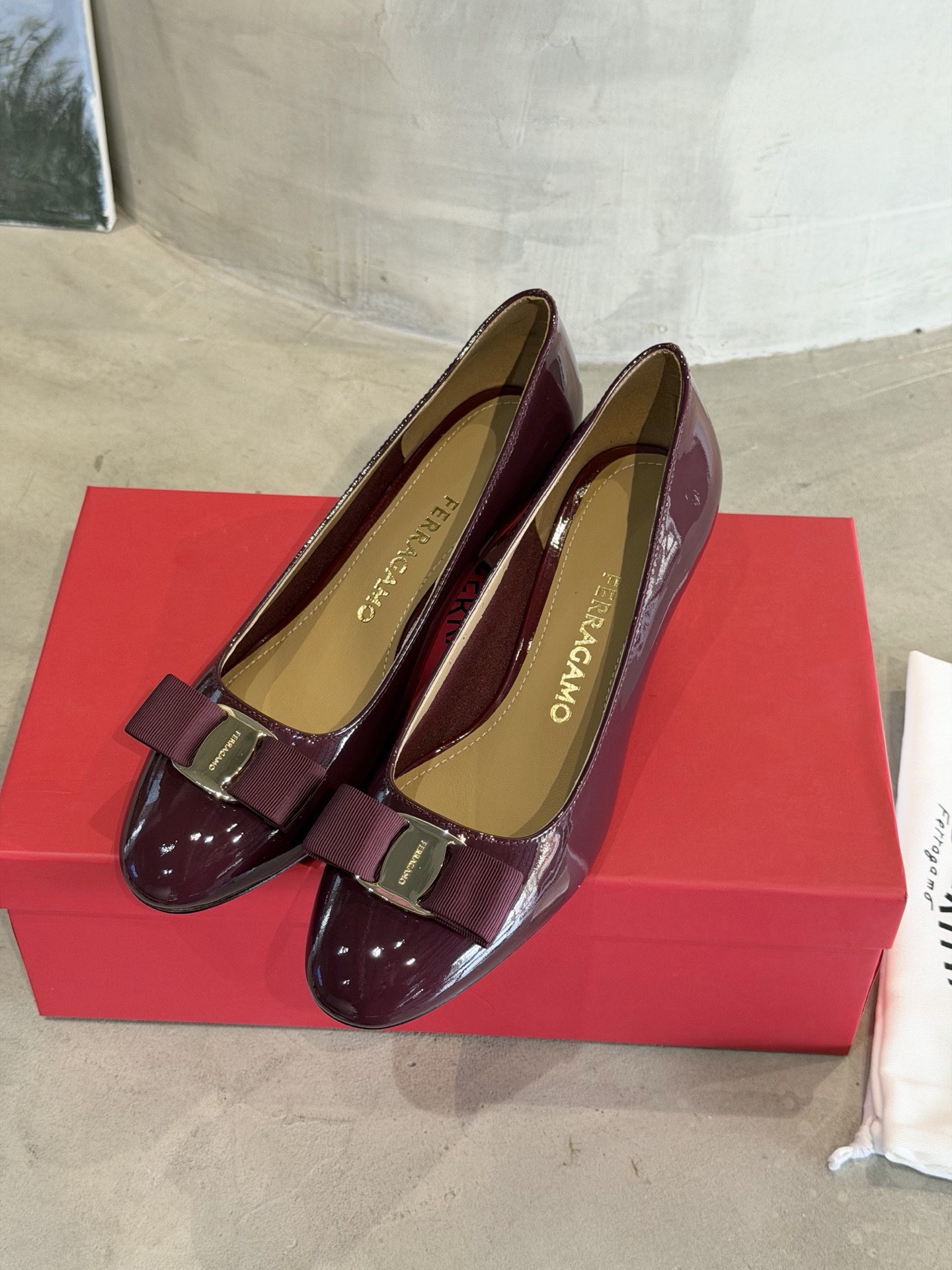 Ferragamo 菲拉*慕新款Vara蝴蝶结粗跟高跟鞋