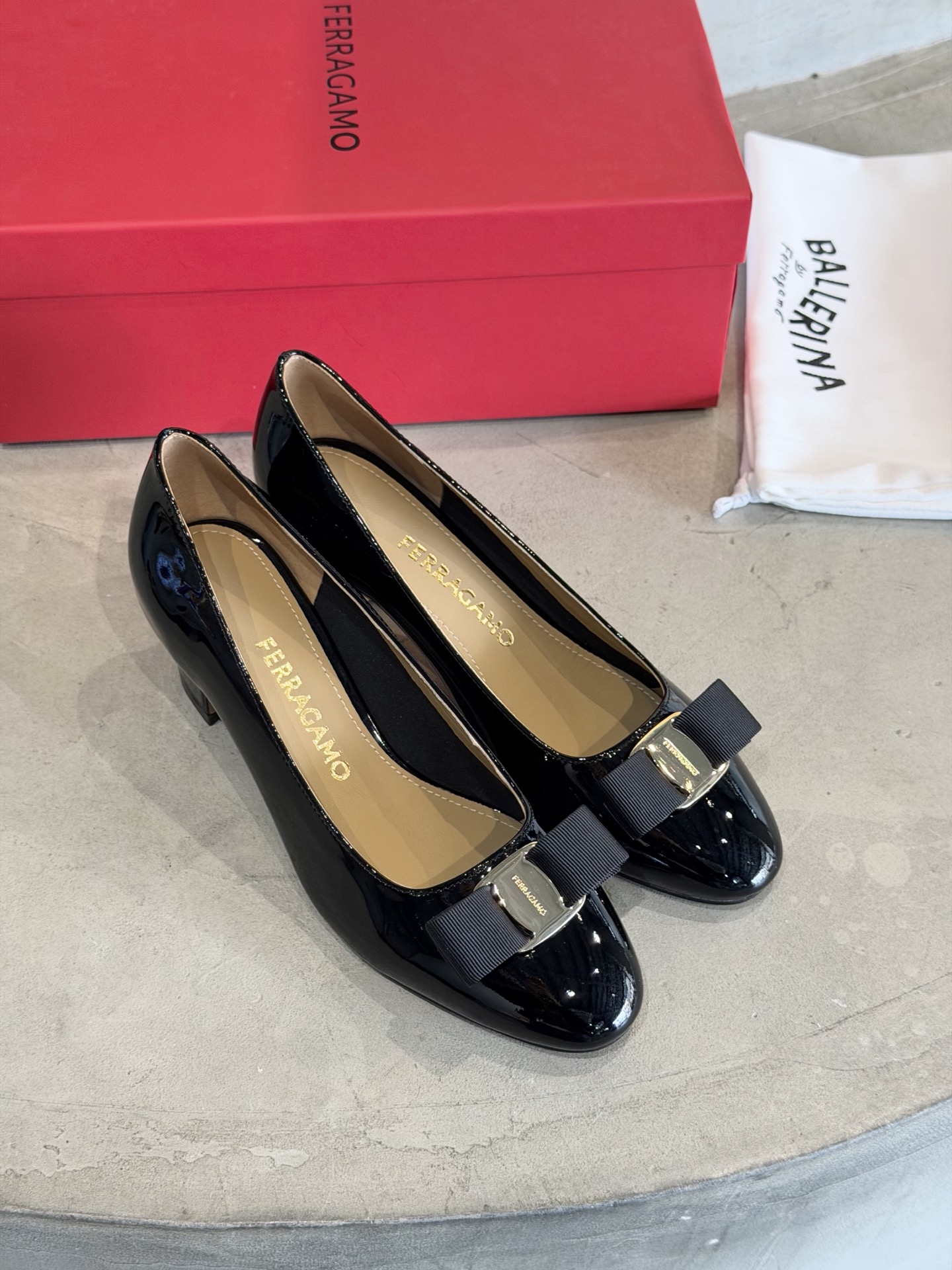 Ferragamo 菲拉*慕新款Vara蝴蝶结粗跟高跟鞋