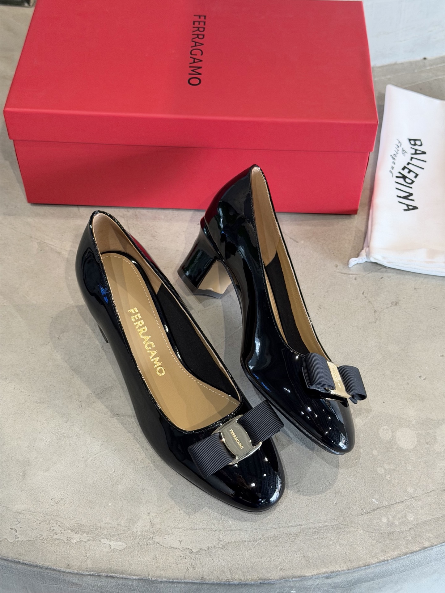 Ferragamo 菲拉*慕新款Vara蝴蝶结粗跟高跟鞋