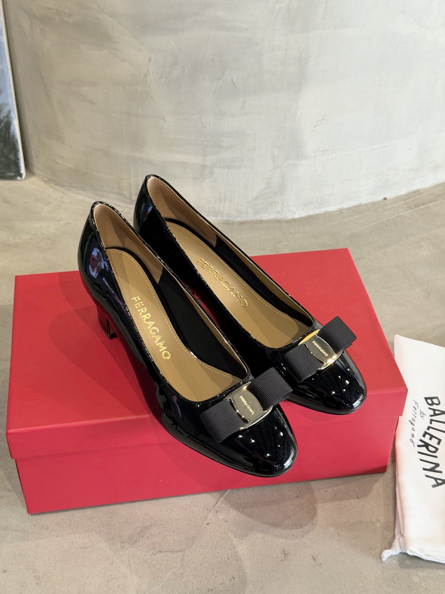 Ferragamo 菲拉*慕新款Vara蝴蝶结粗跟高跟鞋