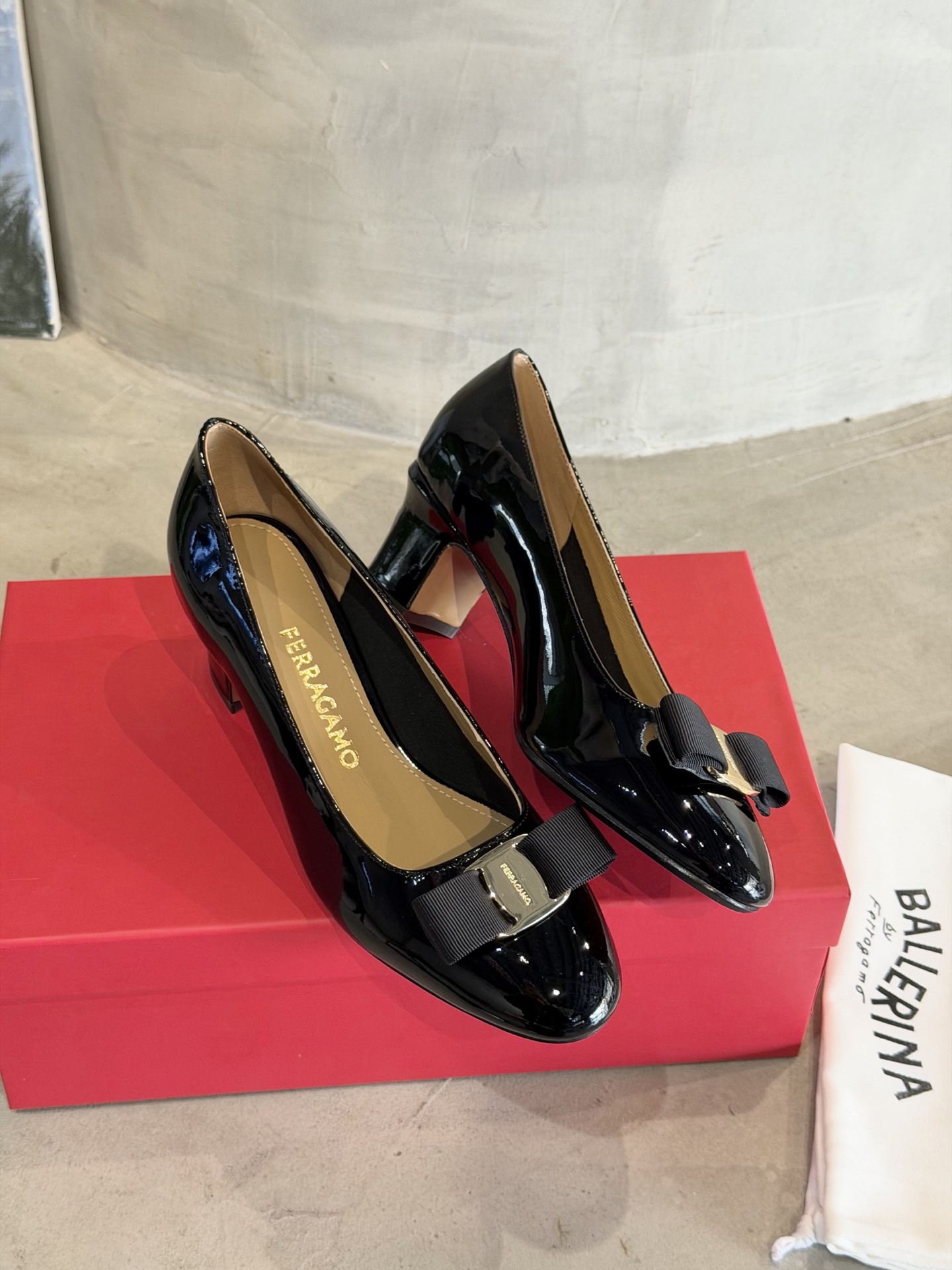 Ferragamo 菲拉*慕新款Vara蝴蝶结粗跟高跟鞋