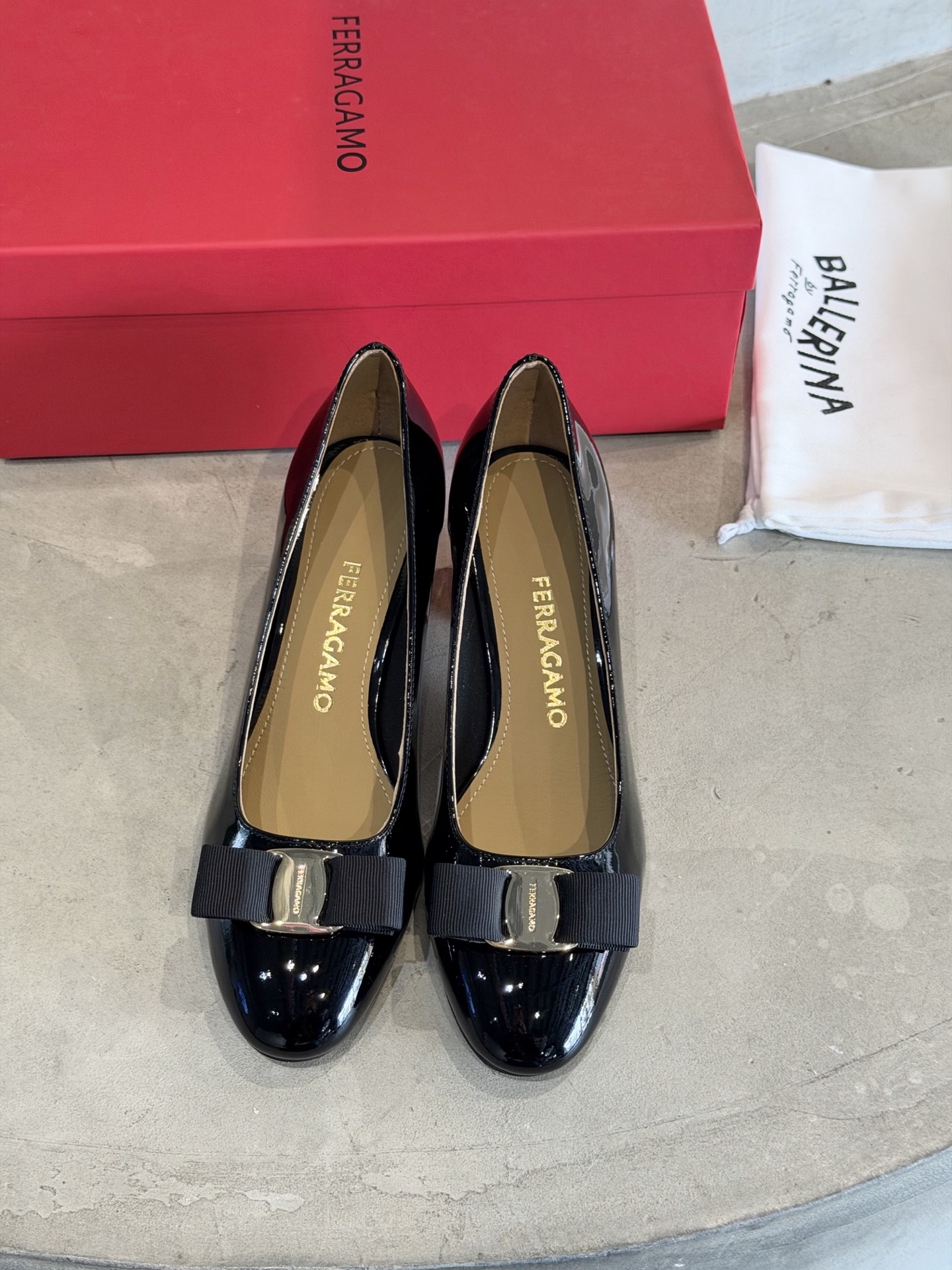 NO:730364,FERRAGA*O FERRAGA*O new Vara bow thick heel high heels!  Phila's new thick high heels are a new member of the VARA family that is retro yet elegant. The 5.5-inch heel with a new thick heel design and the three-dimensional bow element are really so gentle!  Comfortable. The fabric is imported cow patent leather. The lining is imported sheepskin lining. The heel height is 5.5cm. The original custom-made leather outsole. The size is 34.35.36.37.38.39.40.41 (34.40.41 is customized and non-refundable), ferragamo, high heels, sheepskin, Leather soles19860909FERRAGA*O 菲拉*慕新款Vara蝴蝶结粗跟高跟鞋！ 菲拉家新款粗高跟鞋,复古又不失优雅的VARA家族新成员,焕新粗跟设计的5.5跟高搭配立体蝴蝶结元素真的是太温柔！舒适度拉满 面料进口牛漆皮 内里进口羊皮内里垫脚. 跟高5.5cm 大底原版定制真皮大底. 码数34.35.36.37.38.39.40.41（34.40.41定做不退换）,,ferragamo,high heels,sheepskin,Leather soles,Men's shoes