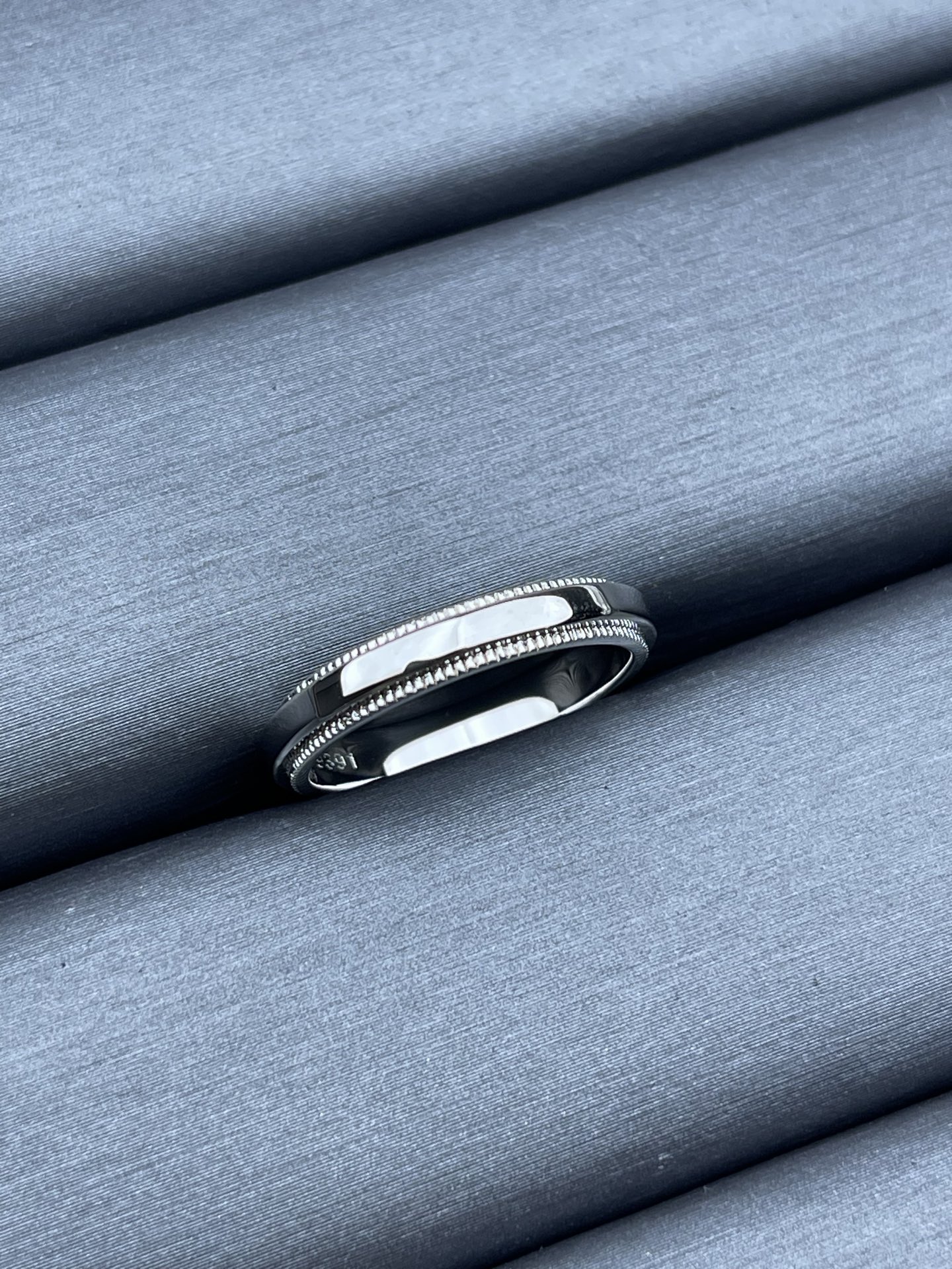 Tiffany & Co. 蒂芙尼戒指 宽版无钻方形珠形边饰戒指