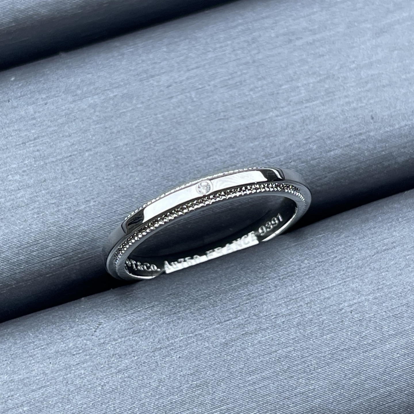 Tiffany & Co. 蒂芙尼戒指 窄版单钻方形珠形边饰戒指
