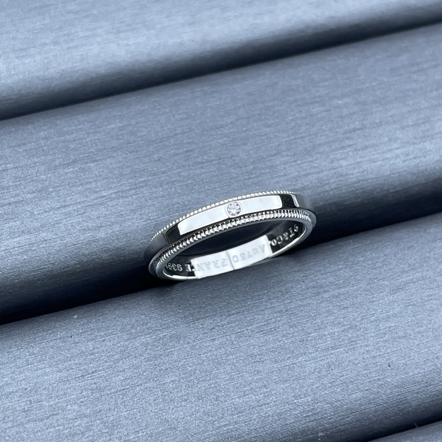 Tiffany & Co. 蒂芙尼戒指 宽版单钻方形珠形边饰戒指