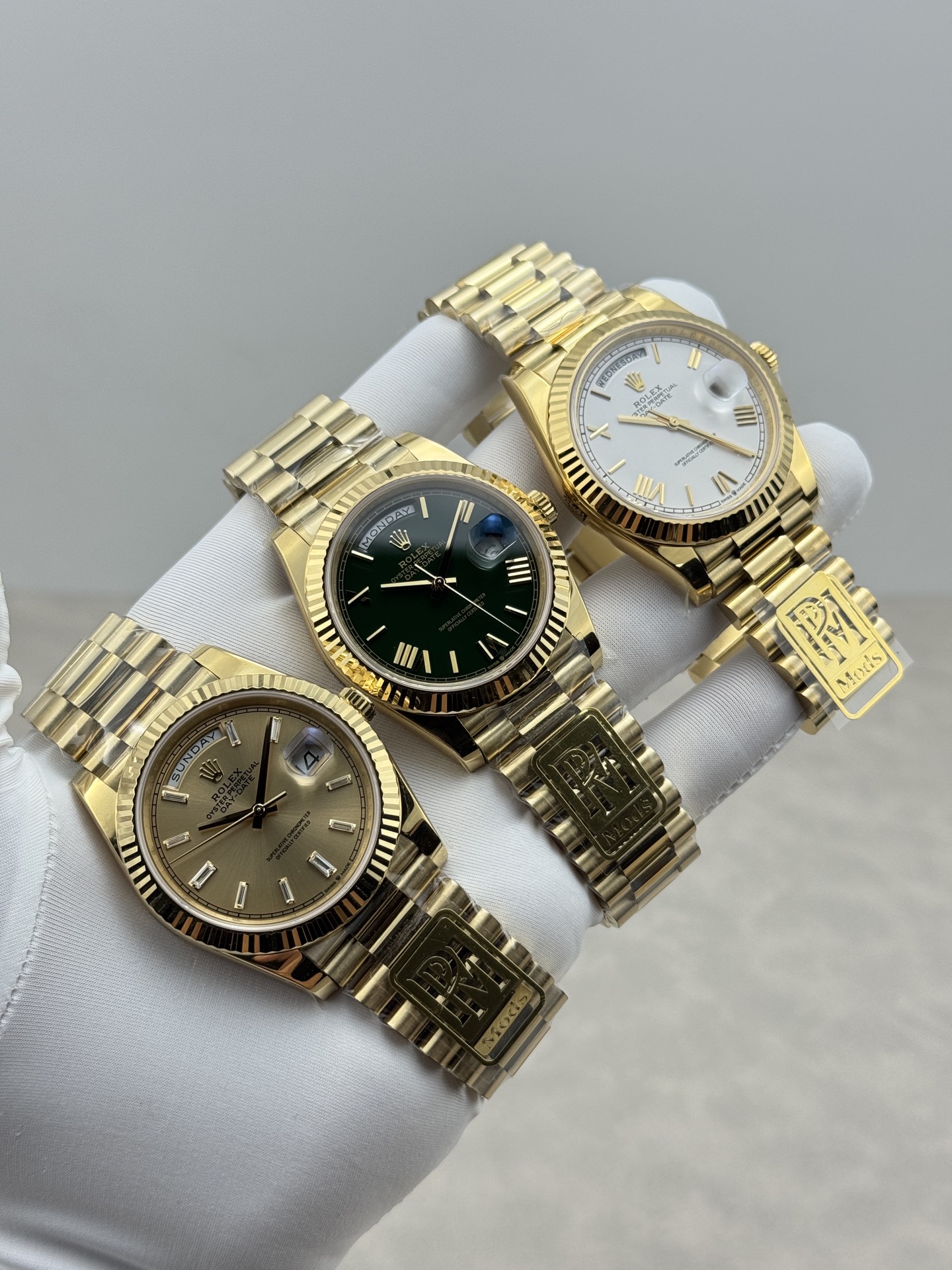 NO:687720,PPM Mods Counterweight DD - Ceiling Level 'Rolex DD Weekly Date' PPM, regardless of strap color, literal color, watch weight, thickness, are genuine original molds, redefining the replica of the counterweight version DD, the strap contains ceramic tubes that are common with the original, this is not a compromised replica, it is a comprehensive transcendence of materials and craftsmanship!  Reject 'market currency'. Every gram of weight (accurate 209g-212g) and every millimeter of thickness fight for the dignity of the original version. Strap: The original thickness is 3mm. Weight: about 107 grams. 'Non-extended' ceramic tube version ±1-2 grams. Head: Original thickness: 12.3 'non-thickened' Weight: Original is 102 grams. Optional 2836± is 1 gram.  The overall weight of the entire series ranges from 209 grams to 212 grams (excluding drill ring styles). The original version has the same thickness and is forged from one-piece high-density aerospace military alloy, with a hardness comparable to 18K gold!  Exclusive vacuum ion gold plating technology, the color is infinitely close to 18K gold, has a unique warm texture, is scratch-resistant and wear-resistant, and accurately reproduces the shape and thickness of each link of the authentic strap. Text: Using original three-dimensional ink, comparable to the original top-level disk technology, sharp hands, full scales, and uniform luminous. The movement is equipped with: exclusive version 2836 and integrated movement (±72 hours of energy storage) for you to choose!  ,,rolex,gold plating19860909PPM Mods配重DD-天花板级别『劳力士DD星期日志型』PPM无论表带颜色、字面颜色、手表重量、厚度均为正品原装开模,重新定义配重版本DD的复刻,表带内含陶瓷管与正品通用,这不是妥协的复刻,是材质与工艺的全面超越！拒绝“市场通货”每一克重量（精准209g-212g）每一毫米厚度,皆为原版尊严而战. 表带:原版一致厚度为3mm克重:约107克“非加长”陶瓷管版本±1-2克. 表头:原装厚度:12.3“非加厚” 重量:原装为102克选装2836±为1克 全系列整体重量为209克-212克“不包含钻圈款式” 原版一致厚度采用一体成型高密度航天军工合金锻造,硬度媲美18K金！独家真空离子镀金技术,色泽无限接近18K金特有温润质感抗刮耐磨,精准复刻正品表带每一处链节形态与薄厚弧度. 字面:采用原装立体油墨,媲美原厂的顶级盘面工艺,指针凌厉,刻度饱满,夜光均匀. 机芯配备有:尊享版2836与一体机芯（±72小时储能）供您选择！,,rolex,gold plating,Watch