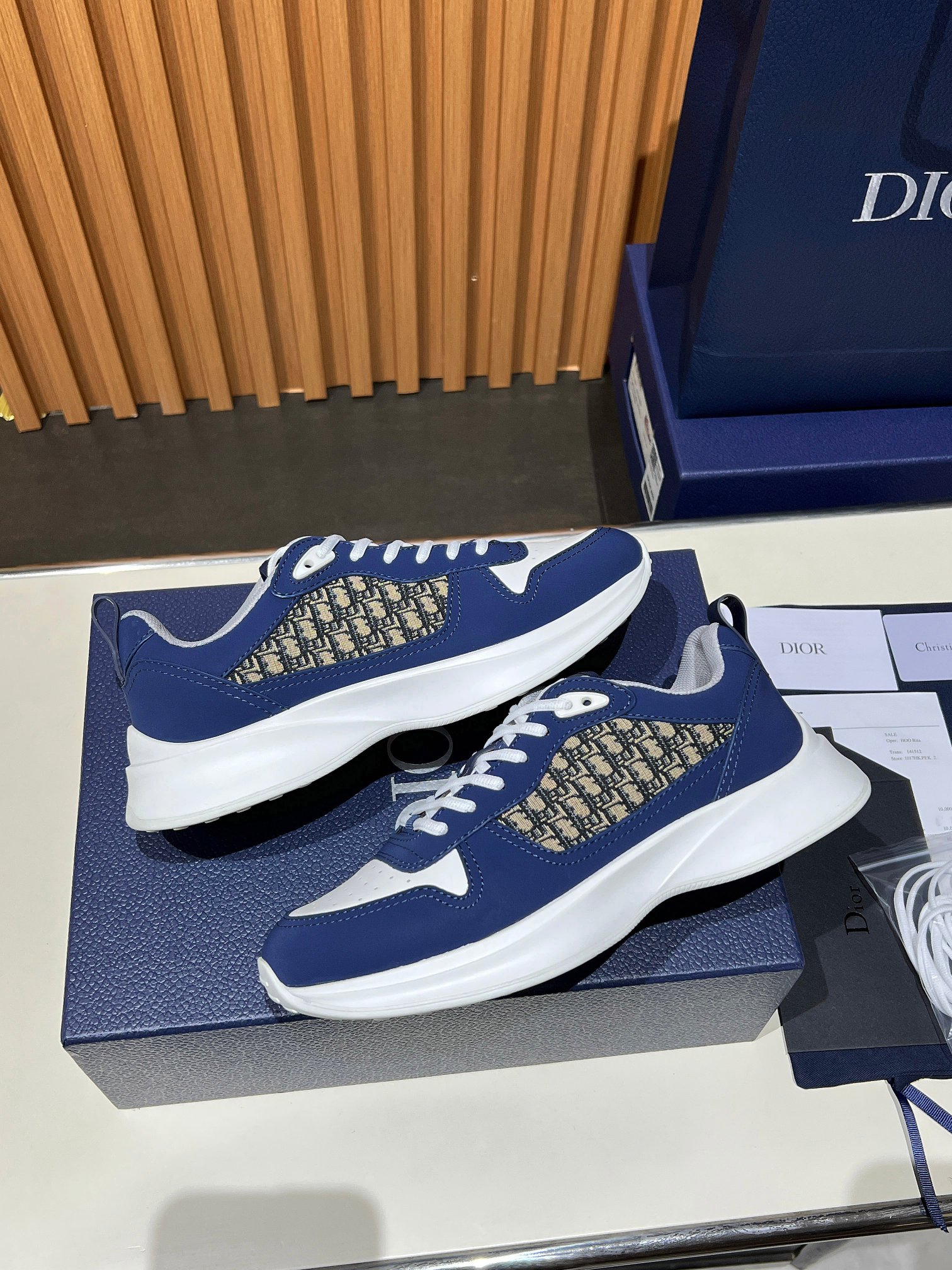 NO:274834,Top version (Made for a long time) Christian Dior has been synonymous with gorgeousness and nobility since its founding in 1946. The styles developed in every season have performed well in Paris fashion shows. Take the early spring model for example. The casual and sporty style blends the elements of dad shoes, successfully breaking through the dad shoes style that has been rampant in recent years and has become a beautiful landscape among luxury goods. The fabric is high mercerite paired with breathable net. The nets on both sides of the shoe are combined with three layers of composite craftsmanship, and the bottom craftsmanship is made of packages. The fabric is imported high mercerite beef reverse velvet paired with original custom D-shaped net. The original sole is consistent. Top luxury original packaging. Size: 39-45 (38.46 customized for men).,,dior19860909顶级版本 (长年做货) Christian Dior自1946创立以来,它一直是华丽与高贵的代名词,每一个季节开发的款式在巴黎时装秀都有不俗的表现.就拿早春的这款来说,休闲与运动的风格再融合老爹鞋的元素,成功的冲破了近些年来烂大街的老爹鞋风格,成为了奢侈品中一道亮丽的风景线,面料为高丝光搭配透气网,鞋邦两侧的网为工艺加三层复合,底部工艺采用套包成型. 面料进口高丝光牛反绒搭配原版订制D字网 大底原版一致 顶级豪华原版包装 码数:男39一45  (男38.46定做).,,dior,Men's shoes