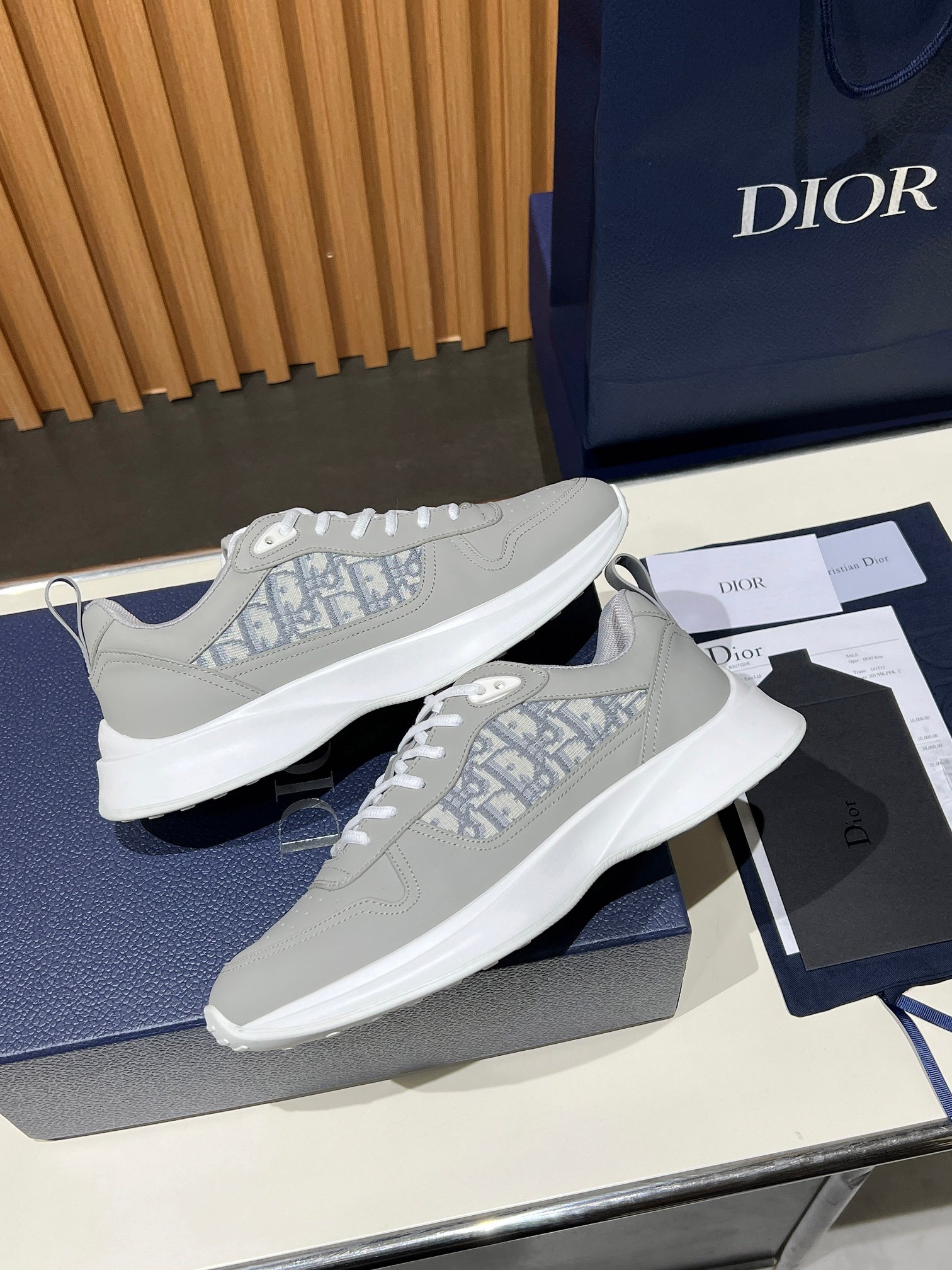 NO:274832,Top version (Made for a long time) Christian Dior has been synonymous with gorgeousness and nobility since its founding in 1946. The styles developed in every season have performed well in Paris fashion shows. Take the early spring model for example. The casual and sporty style blends the elements of dad shoes, successfully breaking through the dad shoes style that has been rampant in recent years and has become a beautiful landscape among luxury goods. The fabric is a high mercerite paired with a breathable net. The nets on both sides of the shoe are combined with a three-layer composite craftsmanship, and the bottom craftsmanship is made of a package. The fabric is imported high mercerite beef reverse velvet matched with original custom D-shaped net. The original sole is consistent. Top luxury original packaging. Size: 39-45 (38.46 customized for men), dior19860909顶级版本 (长年做货) Christian Dior自1946创立以来,它一直是华丽与高贵的代名词,每一个季节开发的款式在巴黎时装秀都有不俗的表现.就拿早春的这款来说,休闲与运动的风格再融合老爹鞋的元素,成功的冲破了近些年来烂大街的老爹鞋风格,成为了奢侈品中一道亮丽的风景线,面料为高丝光搭配透气网,鞋邦两侧的网为工艺加三层复合,底部工艺采用套包成型. 面料进口高丝光牛反绒搭配原版订制D字网 大底原版一致 顶级豪华原版包装 码数:男39一45  (男38.46定做),,dior,Men's shoes
