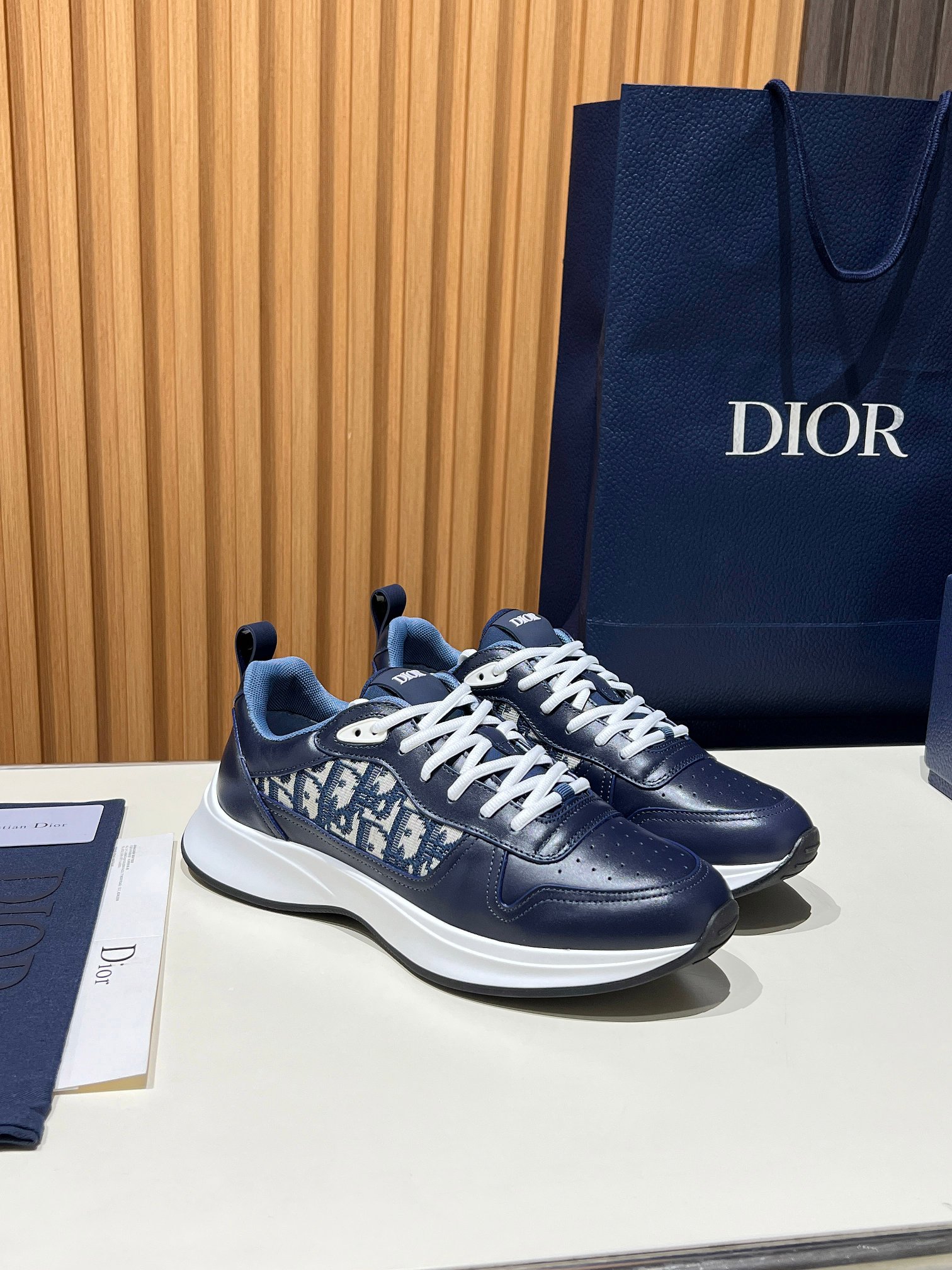 NO:274830,Top version (Made for a long time) Christian Dior has been synonymous with gorgeousness and nobility since its founding in 1946. The styles developed in every season have performed well in Paris fashion shows. Take the early spring model for example. The casual and sporty style blends the elements of dad shoes, successfully breaking through the dad shoes style that has been rampant in recent years and has become a beautiful landscape among luxury goods. The fabric is a high mercerite paired with a breathable net. The nets on both sides of the shoe are combined with a three-layer composite craftsmanship, and the bottom craftsmanship is made of a package. The fabric is imported high mercerite beef reverse velvet matched with original custom D-shaped net. The original sole is consistent. Top luxury original packaging. Size: 39-45 (38.46 customized for men), dior19860909顶级版本 (长年做货) Christian Dior自1946创立以来,它一直是华丽与高贵的代名词,每一个季节开发的款式在巴黎时装秀都有不俗的表现.就拿早春的这款来说,休闲与运动的风格再融合老爹鞋的元素,成功的冲破了近些年来烂大街的老爹鞋风格,成为了奢侈品中一道亮丽的风景线,面料为高丝光搭配透气网,鞋邦两侧的网为工艺加三层复合,底部工艺采用套包成型. 面料进口高丝光牛反绒搭配原版订制D字网 大底原版一致 顶级豪华原版包装 码数:男39一45  (男38.46定做),,dior,Men's shoes