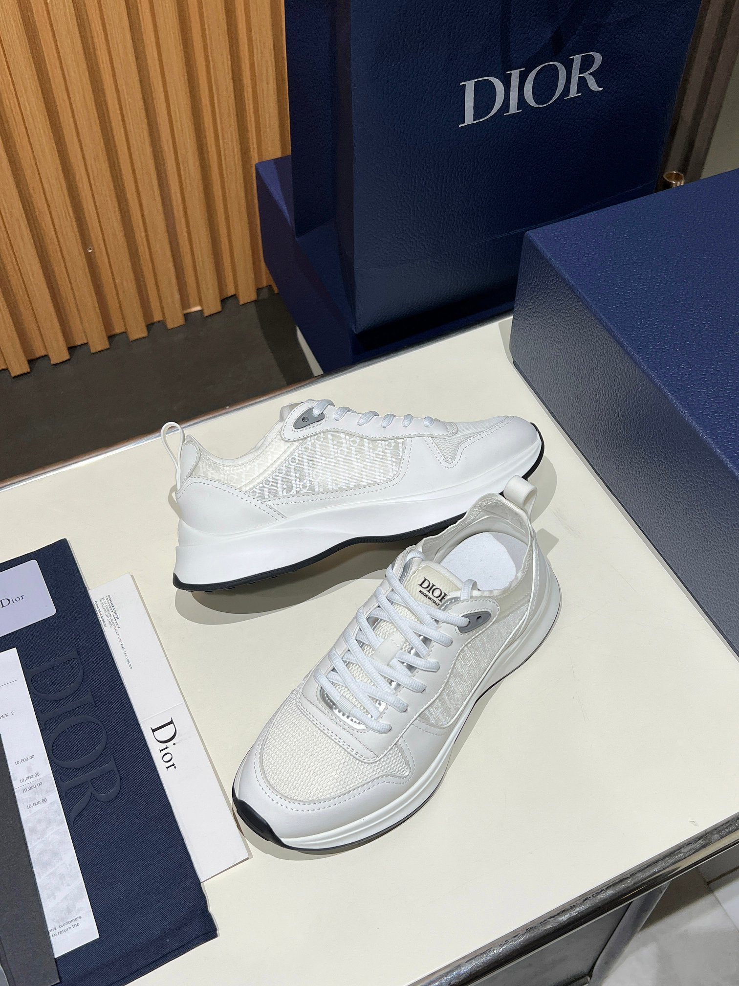 NO:274829,Top version (Made for a long time) Christian Dior has been synonymous with gorgeousness and nobility since its founding in 1946. The styles developed in every season have performed well in Paris fashion shows. Take the early spring model for example. The casual and sporty style blends the elements of dad shoes, successfully breaking through the dad shoes style that has been rampant in recent years and has become a beautiful landscape among luxury goods. The fabric is high mercerite paired with breathable net. The nets on both sides of the shoe are combined with three layers of composite craftsmanship, and the bottom craftsmanship is made of packages. The fabric is imported high mercerite beef reverse velvet paired with original custom D-shaped net. The original sole is consistent. Top luxury original packaging. Size: 39-45 (38.46 customized for men).,,dior19860909顶级版本 (长年做货) Christian Dior自1946创立以来,它一直是华丽与高贵的代名词,每一个季节开发的款式在巴黎时装秀都有不俗的表现.就拿早春的这款来说,休闲与运动的风格再融合老爹鞋的元素,成功的冲破了近些年来烂大街的老爹鞋风格,成为了奢侈品中一道亮丽的风景线,面料为高丝光搭配透气网,鞋邦两侧的网为工艺加三层复合,底部工艺采用套包成型. 面料进口高丝光牛反绒搭配原版订制D字网 大底原版一致 顶级豪华原版包装 码数:男39一45  (男38.46定做).,,dior,Men's shoes