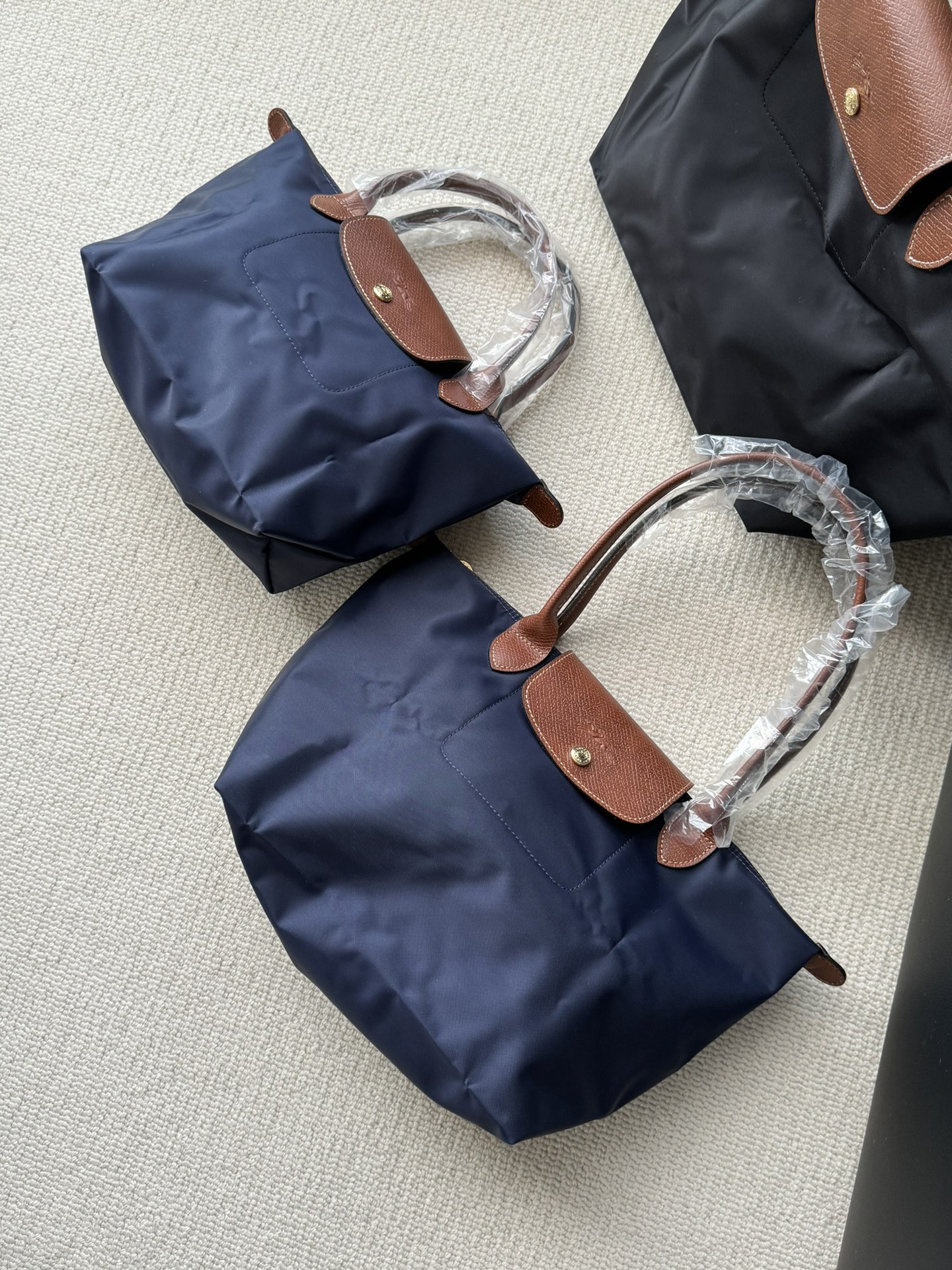 Longchamp ～藏青色大号没入镜，跟黑色对比看下吧，颜色比较低调奢华，这种购物袋实用性 强，我用过我知道，有发言权