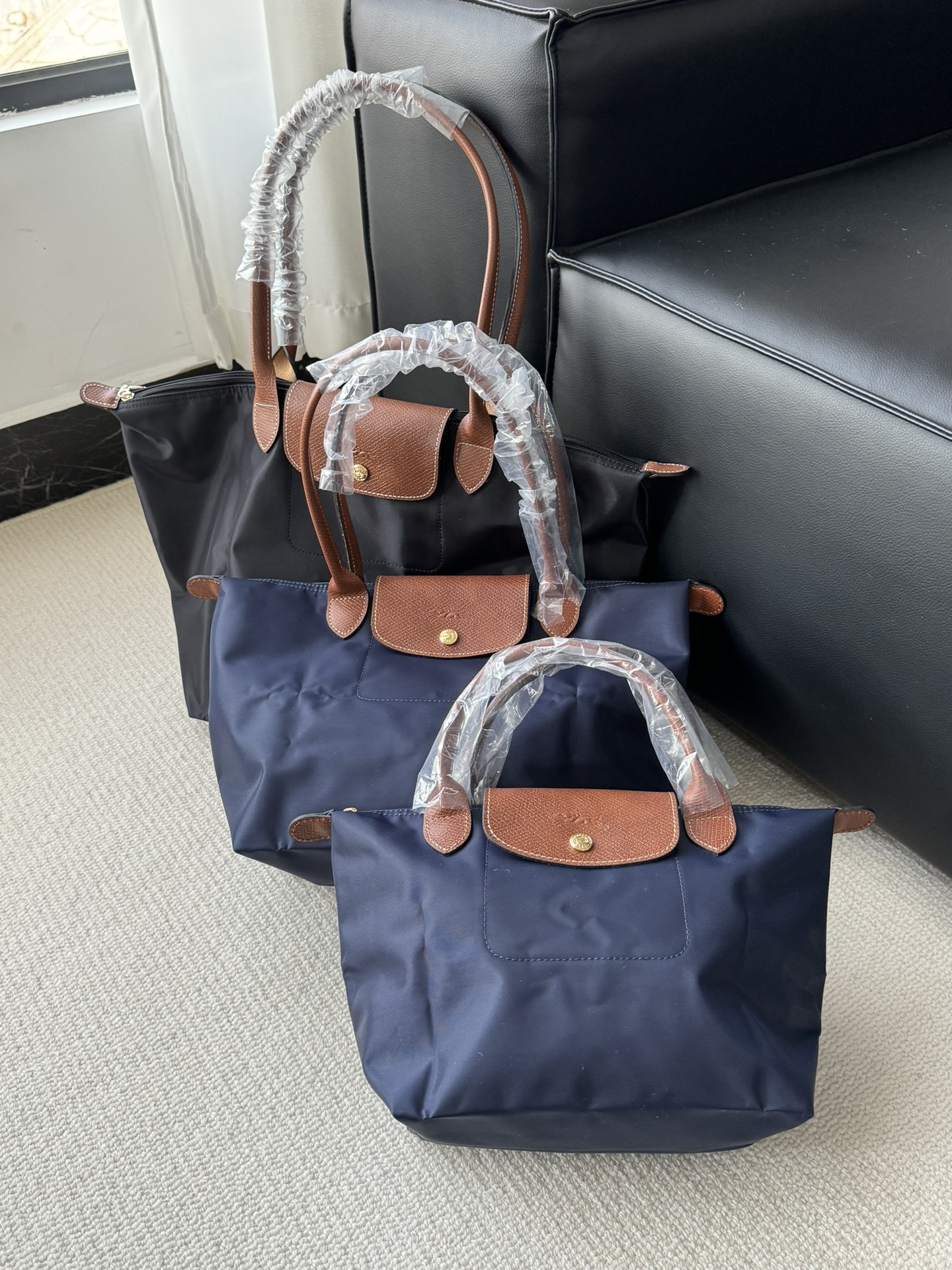 Longchamp ～藏青色大号没入镜，跟黑色对比看下吧，颜色比较低调奢华，这种购物袋实用性 强，我用过我知道，有发言权
