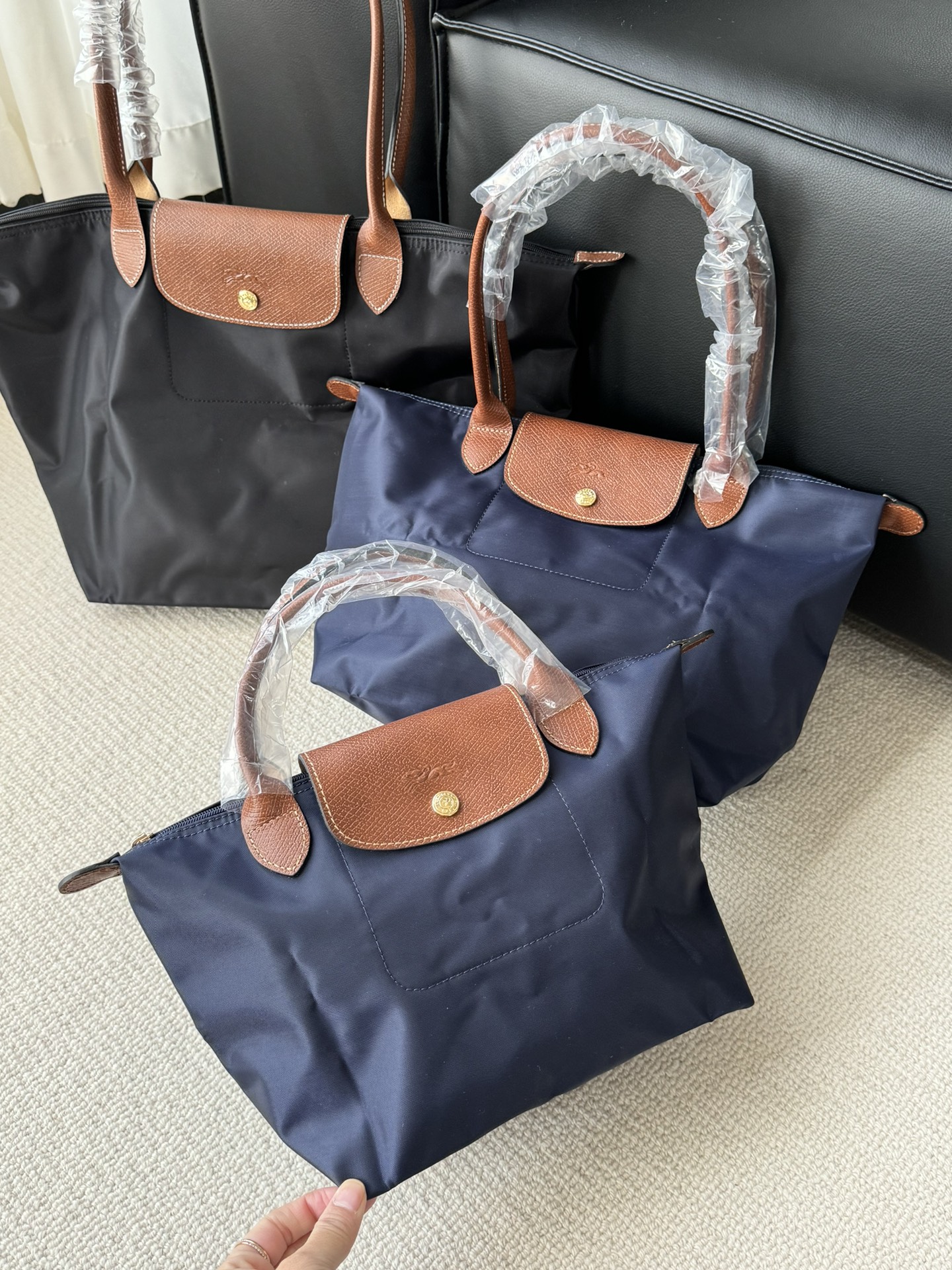 Longchamp ～藏青色大号没入镜，跟黑色对比看下吧，颜色比较低调奢华，这种购物袋实用性 强，我用过我知道，有发言权