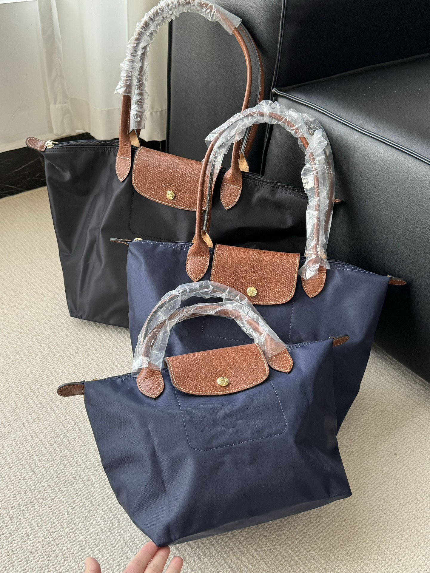 Longchamp ～藏青色大号没入镜，跟黑色对比看下吧，颜色比较低调奢华，这种购物袋实用性 强，我用过我知道，有发言权
