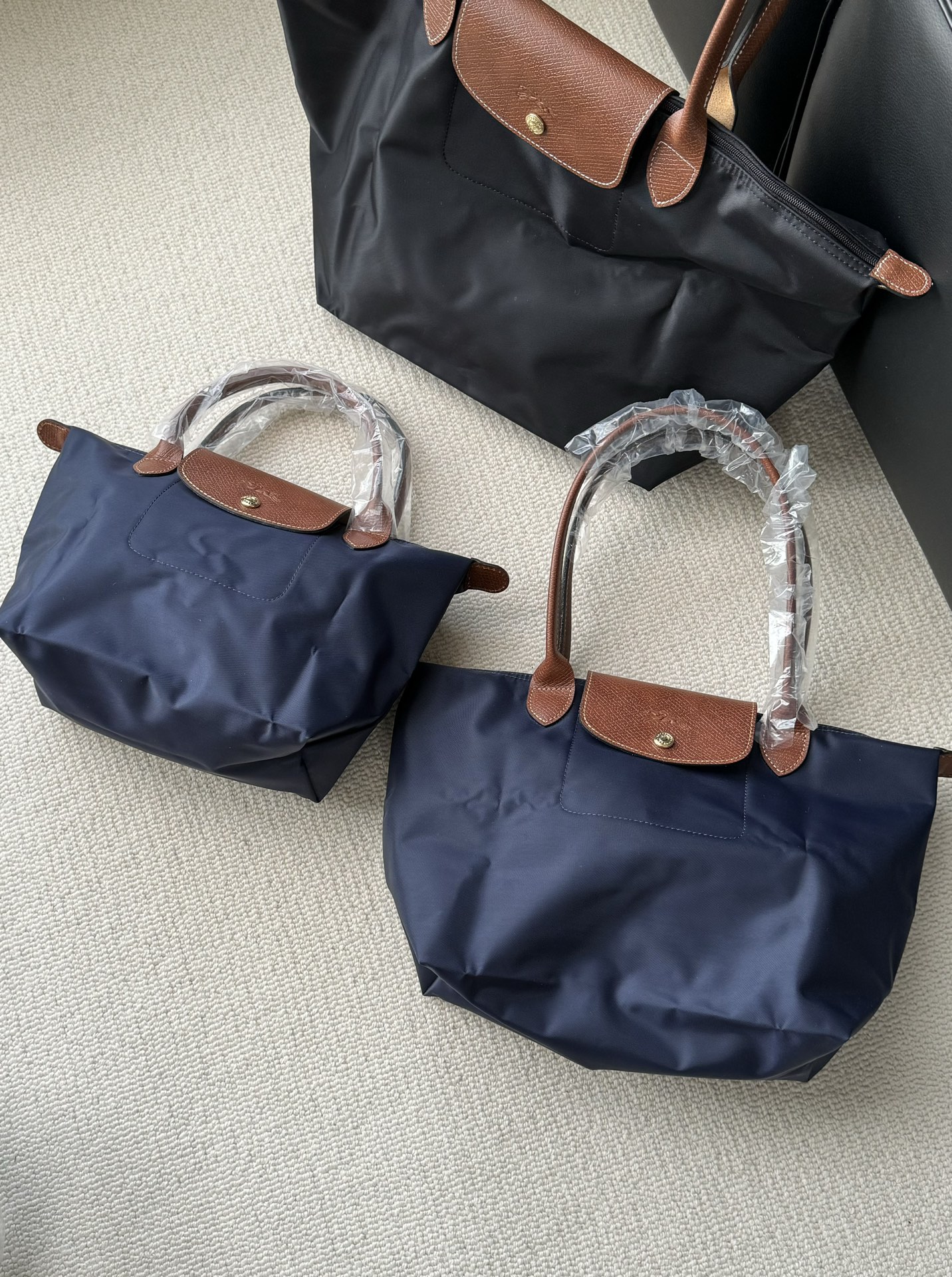 Longchamp ～藏青色大号没入镜，跟黑色对比看下吧，颜色比较低调奢华，这种购物袋实用性 强，我用过我知道，有发言权