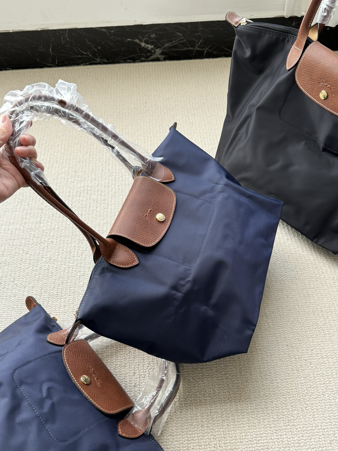 Longchamp ～藏青色大号没入镜，跟黑色对比看下吧，颜色比较低调奢华，这种购物袋实用性 强，我用过我知道，有发言权