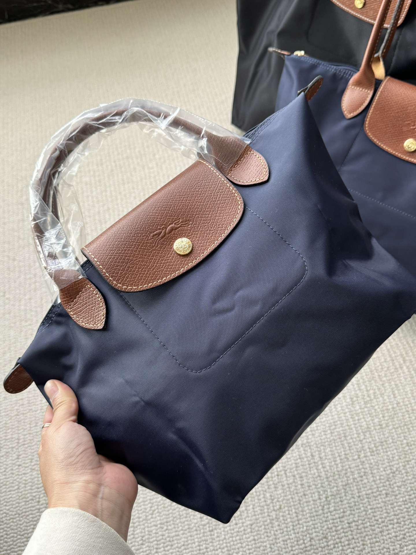Longchamp ～藏青色大号没入镜，跟黑色对比看下吧，颜色比较低调奢华，这种购物袋实用性 强，我用过我知道，有发言权