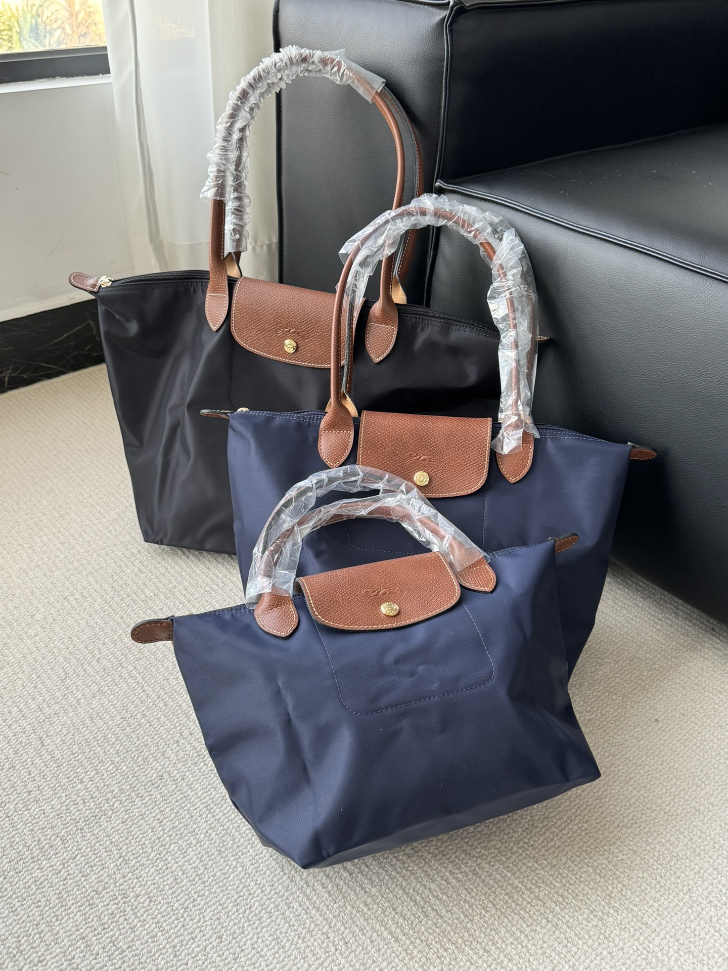 Longchamp ～藏青色大号没入镜，跟黑色对比看下吧，颜色比较低调奢华，这种购物袋实用性 强，我用过我知道，有发言权