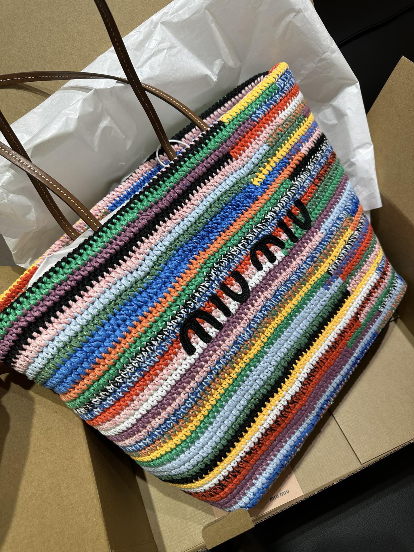 Miu Miu Rainbow color ~ The more than 20,000 woven bags on the cabinet are indeed very precious, and the whole bag is full of handmade feeling! !