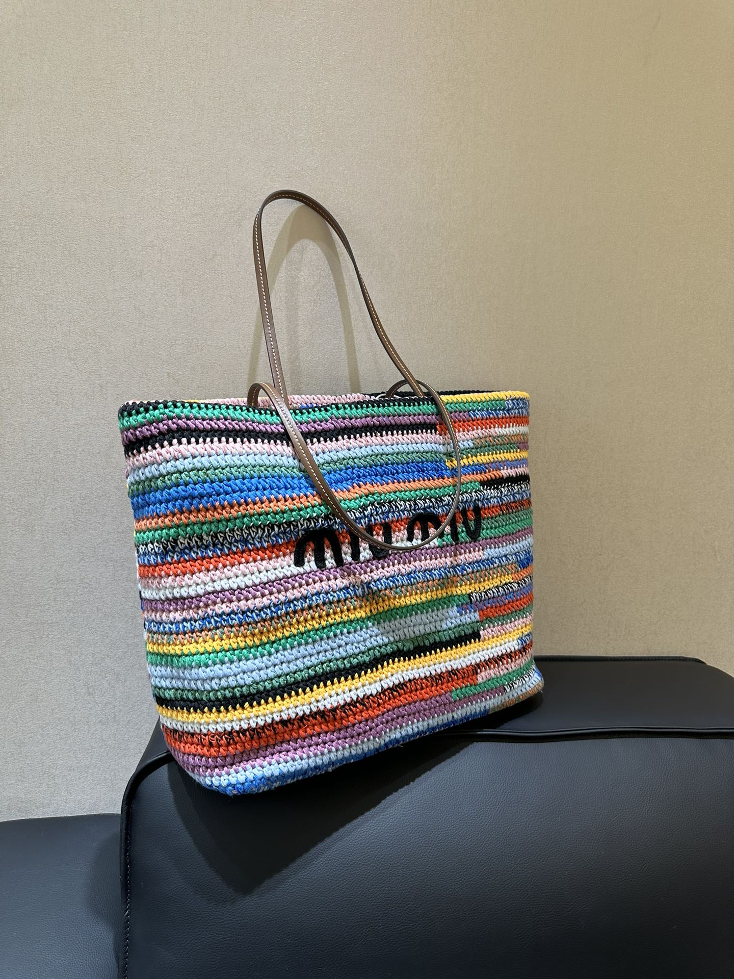 Miu Miu Miu's rainbow shopping bag is a real thing, a handmade bag, not a machine bag on the market, which is not as good-looking. There is only