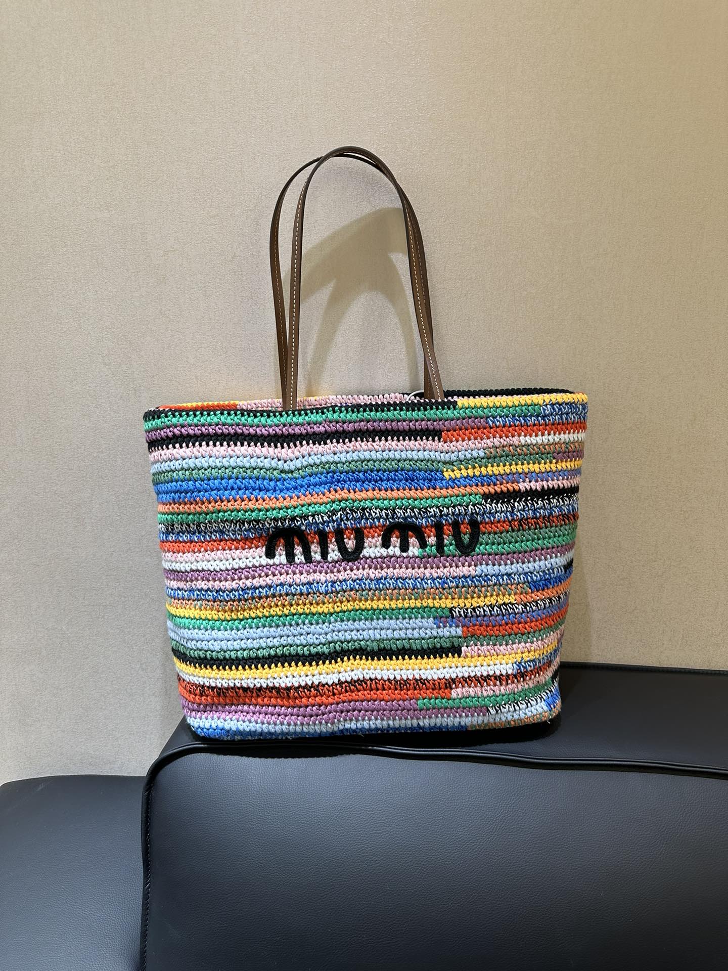 Miu Miu Miu's rainbow shopping bag is a real thing, a handmade bag, not a machine bag on the market, which is not as good-looking. There is only