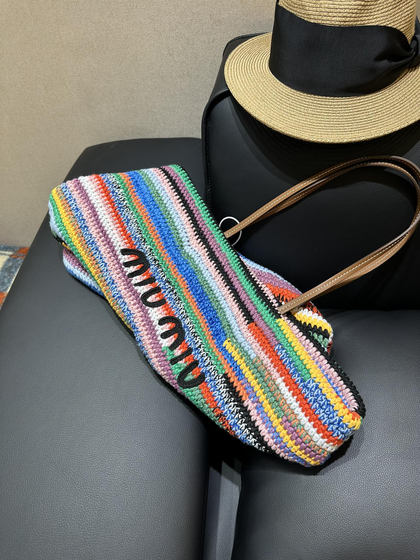 Miu Miu Knitting is soft, stylish, and beautiful. This kind of thing makes people feel better! ! miumiu rainbow tote shopping bag
