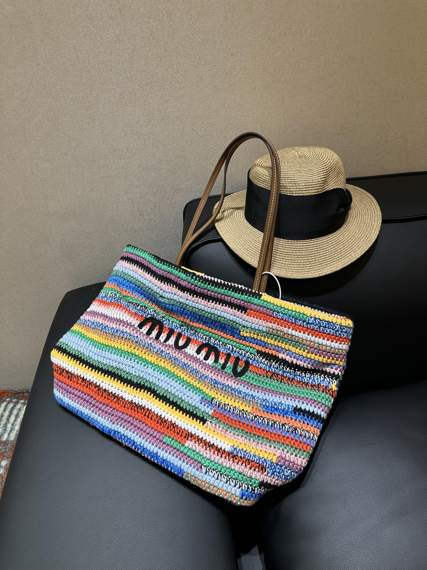 Miu Miu Knitting is soft, stylish, and beautiful. This kind of thing makes people feel better! ! miumiu rainbow tote shopping bag