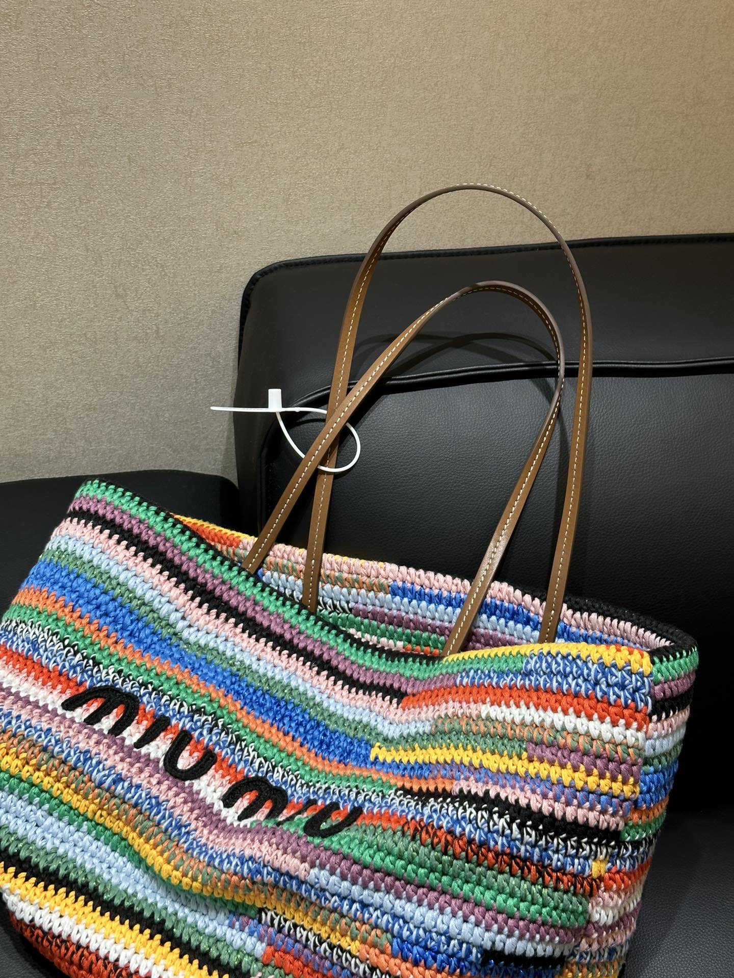 Miu Miu This shoulder strap is made of nappa leather, comfortable and soft!