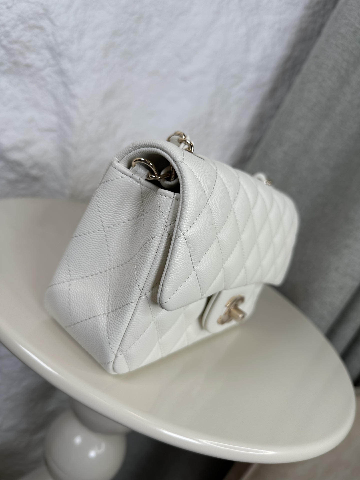 𝐂𝐡𝐚𝐧𝐞𝐥 𝐂𝐅 升级版 
全名:Classic Fla0 1116细球 颗粒球纹(大Mini)
皮料:原厂Haas小球鱼子酱内里进口小羊皮
五金:24K电镀 全钢五金
尺寸: 12*20*6cm
经典的CF🔥就是有着让人一见倾心的魅力,走到哪里都是移动的高雅标签,纯白色散发着文雅娴淑的女神范儿,搭配金扣精致奢华,堪称人手一见的奢侈品入门之选哦~全球🌍专柜一包难求!香家的CF,懂的都懂,时刻更新专柜推出新颜色!
