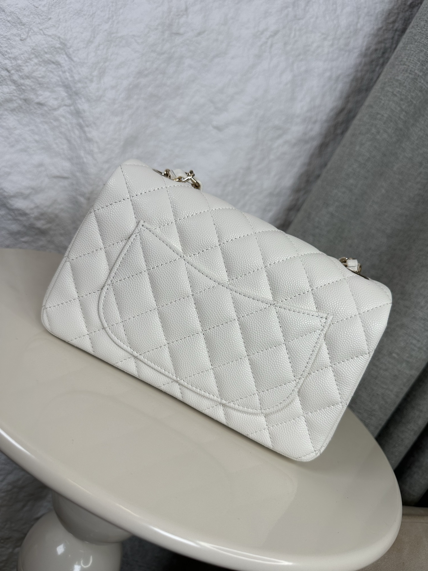 𝐂𝐡𝐚𝐧𝐞𝐥 𝐂𝐅 升级版 
全名:Classic Fla0 1116细球 颗粒球纹(大Mini)
皮料:原厂Haas小球鱼子酱内里进口小羊皮
五金:24K电镀 全钢五金
尺寸: 12*20*6cm
经典的CF🔥就是有着让人一见倾心的魅力,走到哪里都是移动的高雅标签,纯白色散发着文雅娴淑的女神范儿,搭配金扣精致奢华,堪称人手一见的奢侈品入门之选哦~全球🌍专柜一包难求!香家的CF,懂的都懂,时刻更新专柜推出新颜色!
