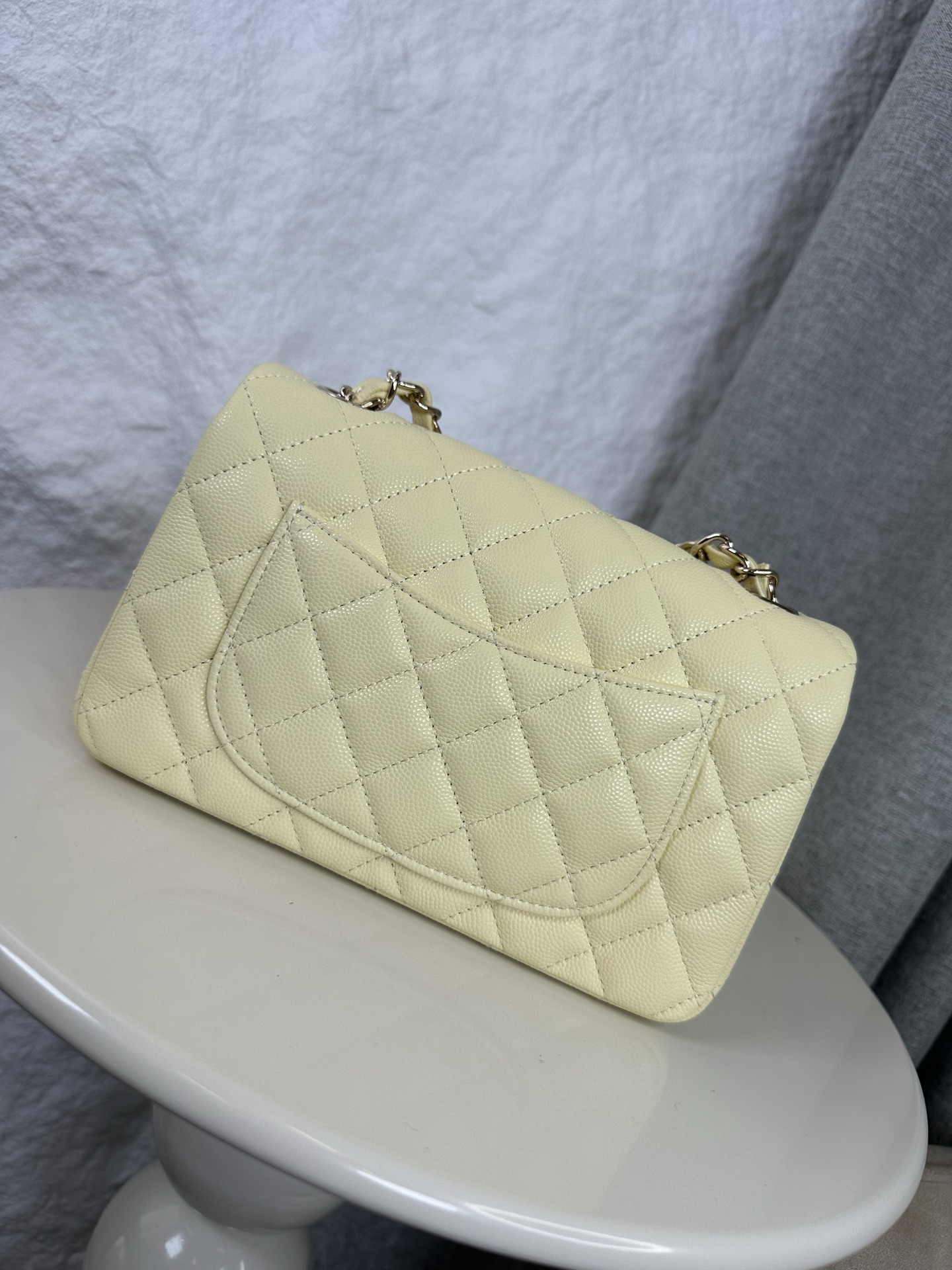 𝐂𝐡𝐚𝐧𝐞𝐥 𝐂𝐅 升级版 
全名:Classic Fla0 1116细球 颗粒球纹(大Mini)
皮料:原厂Haas小球鱼子酱内里进口小羊皮
五金:24K电镀 全钢五金
尺寸: 12*20*6cm
经典的CF🔥就是有着让人一见倾心的魅力,走到哪里都是移动的高雅标签,纯白色散发着文雅娴淑的女神范儿,搭配金扣精致奢华,堪称人手一见的奢侈品入门之选哦~全球🌍专柜一包难求!香家的CF,懂的都懂,时刻更新专柜推出新颜色!