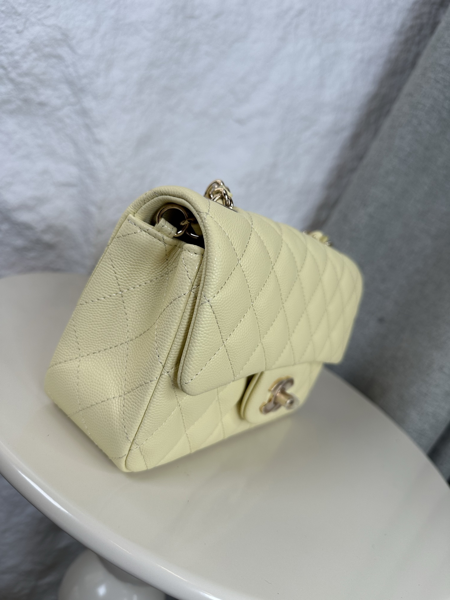 𝐂𝐡𝐚𝐧𝐞𝐥 𝐂𝐅 升级版 
全名:Classic Fla0 1116细球 颗粒球纹(大Mini)
皮料:原厂Haas小球鱼子酱内里进口小羊皮
五金:24K电镀 全钢五金
尺寸: 12*20*6cm
经典的CF🔥就是有着让人一见倾心的魅力,走到哪里都是移动的高雅标签,纯白色散发着文雅娴淑的女神范儿,搭配金扣精致奢华,堪称人手一见的奢侈品入门之选哦~全球🌍专柜一包难求!香家的CF,懂的都懂,时刻更新专柜推出新颜色!