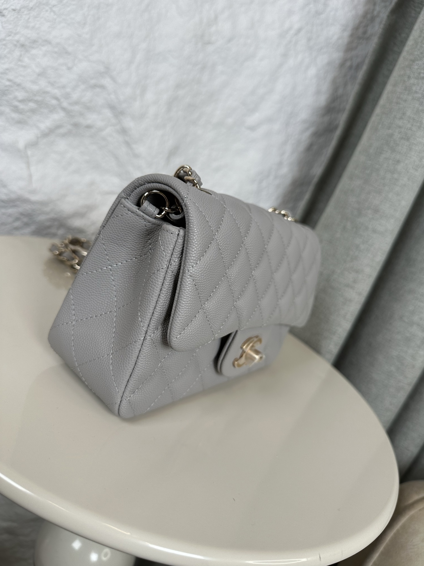 𝐂𝐡𝐚𝐧𝐞𝐥 𝐂𝐅 升级版 
全名:Classic Fla0 1116细球 颗粒球纹(大Mini)
皮料:原厂Haas小球鱼子酱内里进口小羊皮
五金:24K电镀 全钢五金
尺寸: 12*20*6cm
经典的CF🔥就是有着让人一见倾心的魅力,走到哪里都是移动的高雅标签,纯白色散发着文雅娴淑的女神范儿,搭配金扣精致奢华,堪称人手一见的奢侈品入门之选哦~全球🌍专柜一包难求!香家的CF,懂的都懂,时刻更新专柜推出新颜色!