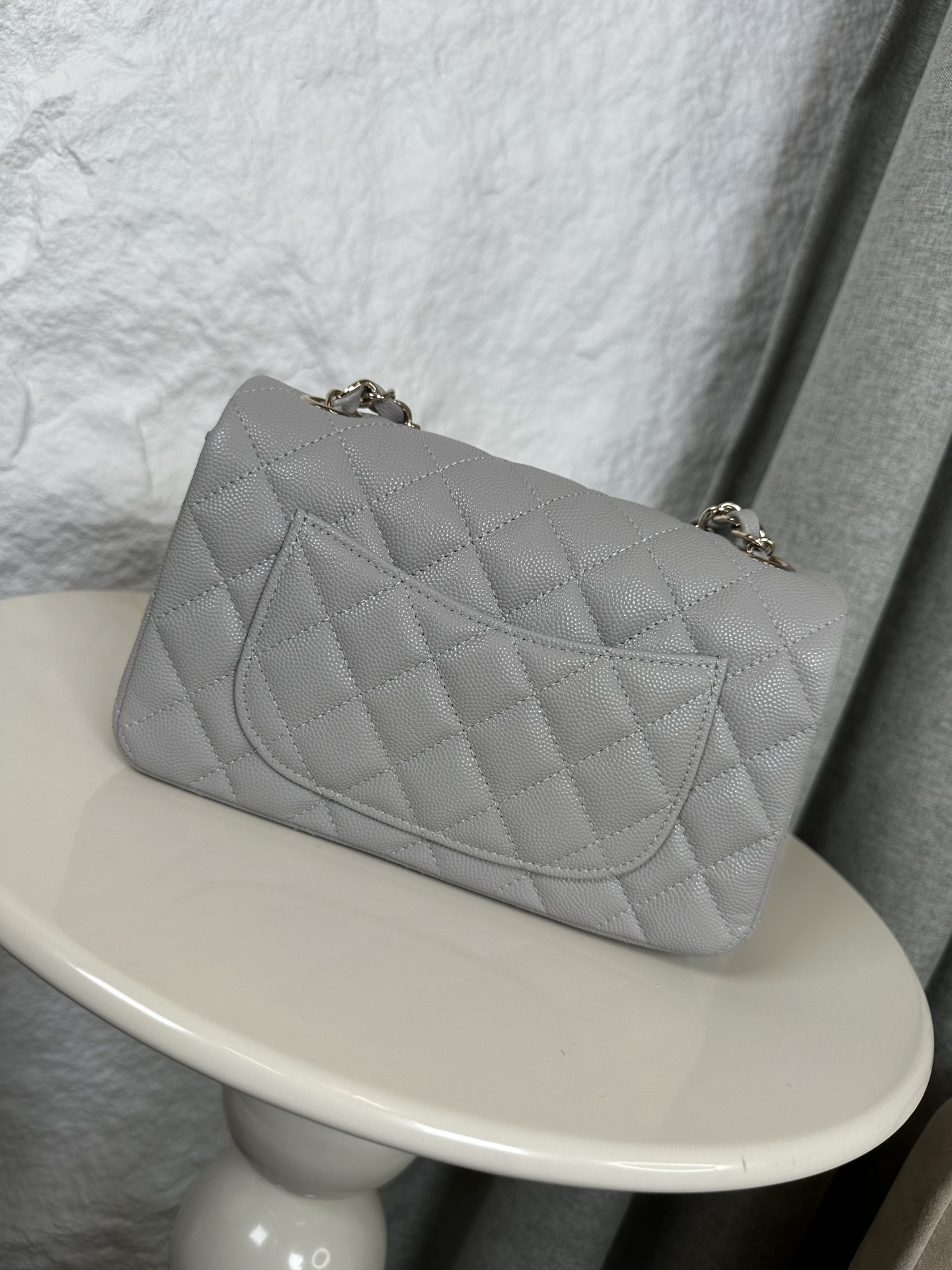 𝐂𝐡𝐚𝐧𝐞𝐥 𝐂𝐅 升级版 
全名:Classic Fla0 1116细球 颗粒球纹(大Mini)
皮料:原厂Haas小球鱼子酱内里进口小羊皮
五金:24K电镀 全钢五金
尺寸: 12*20*6cm
经典的CF🔥就是有着让人一见倾心的魅力,走到哪里都是移动的高雅标签,纯白色散发着文雅娴淑的女神范儿,搭配金扣精致奢华,堪称人手一见的奢侈品入门之选哦~全球🌍专柜一包难求!香家的CF,懂的都懂,时刻更新专柜推出新颜色!