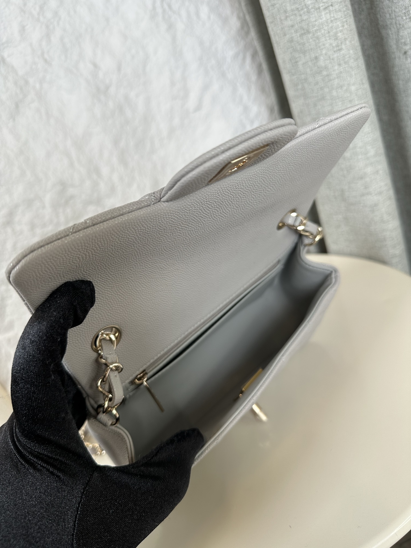 𝐂𝐡𝐚𝐧𝐞𝐥 𝐂𝐅 升级版 
全名:Classic Fla0 1116细球 颗粒球纹(大Mini)
皮料:原厂Haas小球鱼子酱内里进口小羊皮
五金:24K电镀 全钢五金
尺寸: 12*20*6cm
经典的CF🔥就是有着让人一见倾心的魅力,走到哪里都是移动的高雅标签,纯白色散发着文雅娴淑的女神范儿,搭配金扣精致奢华,堪称人手一见的奢侈品入门之选哦~全球🌍专柜一包难求!香家的CF,懂的都懂,时刻更新专柜推出新颜色!