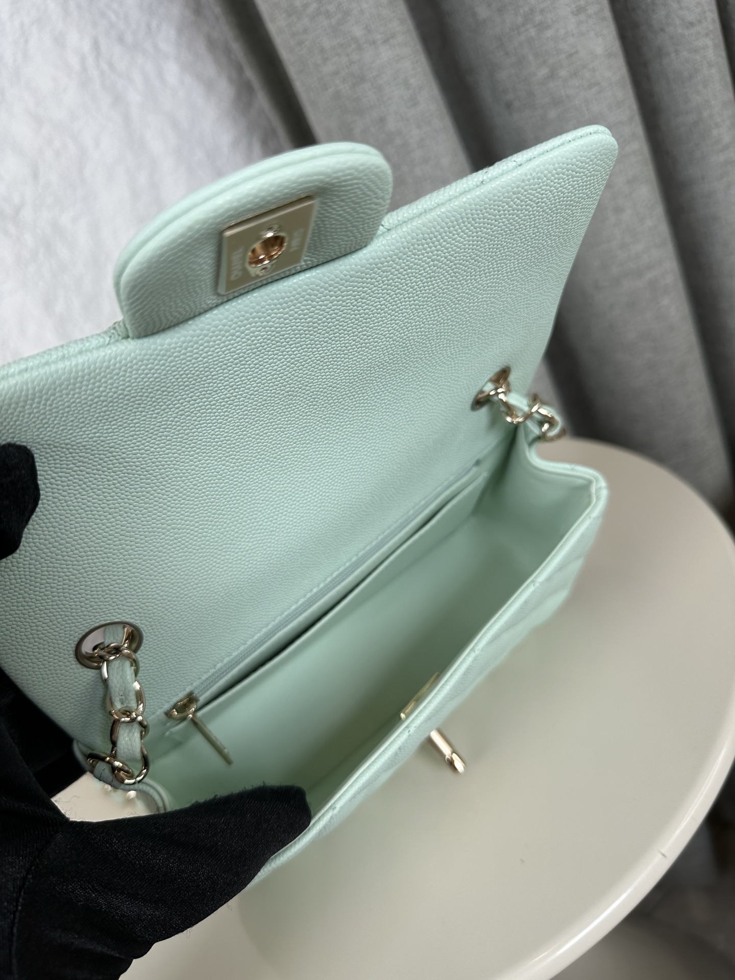 𝐂𝐡𝐚𝐧𝐞𝐥 𝐂𝐅 升级版 
全名:Classic Fla0 1116细球 颗粒球纹(大Mini)
皮料:原厂Haas小球鱼子酱内里进口小羊皮
五金:24K电镀 全钢五金
尺寸: 12*20*6cm
经典的CF🔥就是有着让人一见倾心的魅力,走到哪里都是移动的高雅标签,纯白色散发着文雅娴淑的女神范儿,搭配金扣精致奢华,堪称人手一见的奢侈品入门之选哦~全球🌍专柜一包难求!香家的CF,懂的都懂,时刻更新专柜推出新颜色!