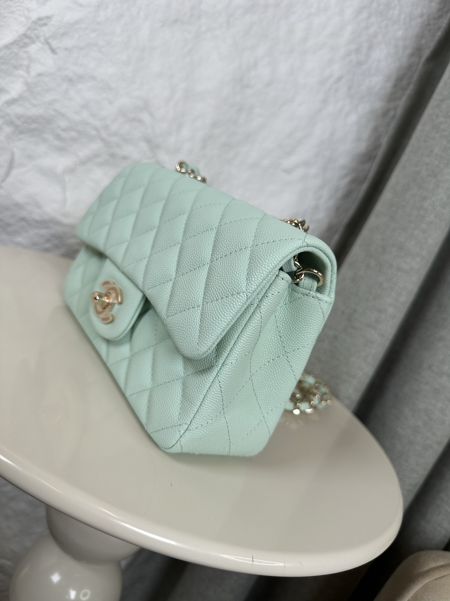 𝐂𝐡𝐚𝐧𝐞𝐥 𝐂𝐅 升级版 
全名:Classic Fla0 1116细球 颗粒球纹(大Mini)
皮料:原厂Haas小球鱼子酱内里进口小羊皮
五金:24K电镀 全钢五金
尺寸: 12*20*6cm
经典的CF🔥就是有着让人一见倾心的魅力,走到哪里都是移动的高雅标签,纯白色散发着文雅娴淑的女神范儿,搭配金扣精致奢华,堪称人手一见的奢侈品入门之选哦~全球🌍专柜一包难求!香家的CF,懂的都懂,时刻更新专柜推出新颜色!